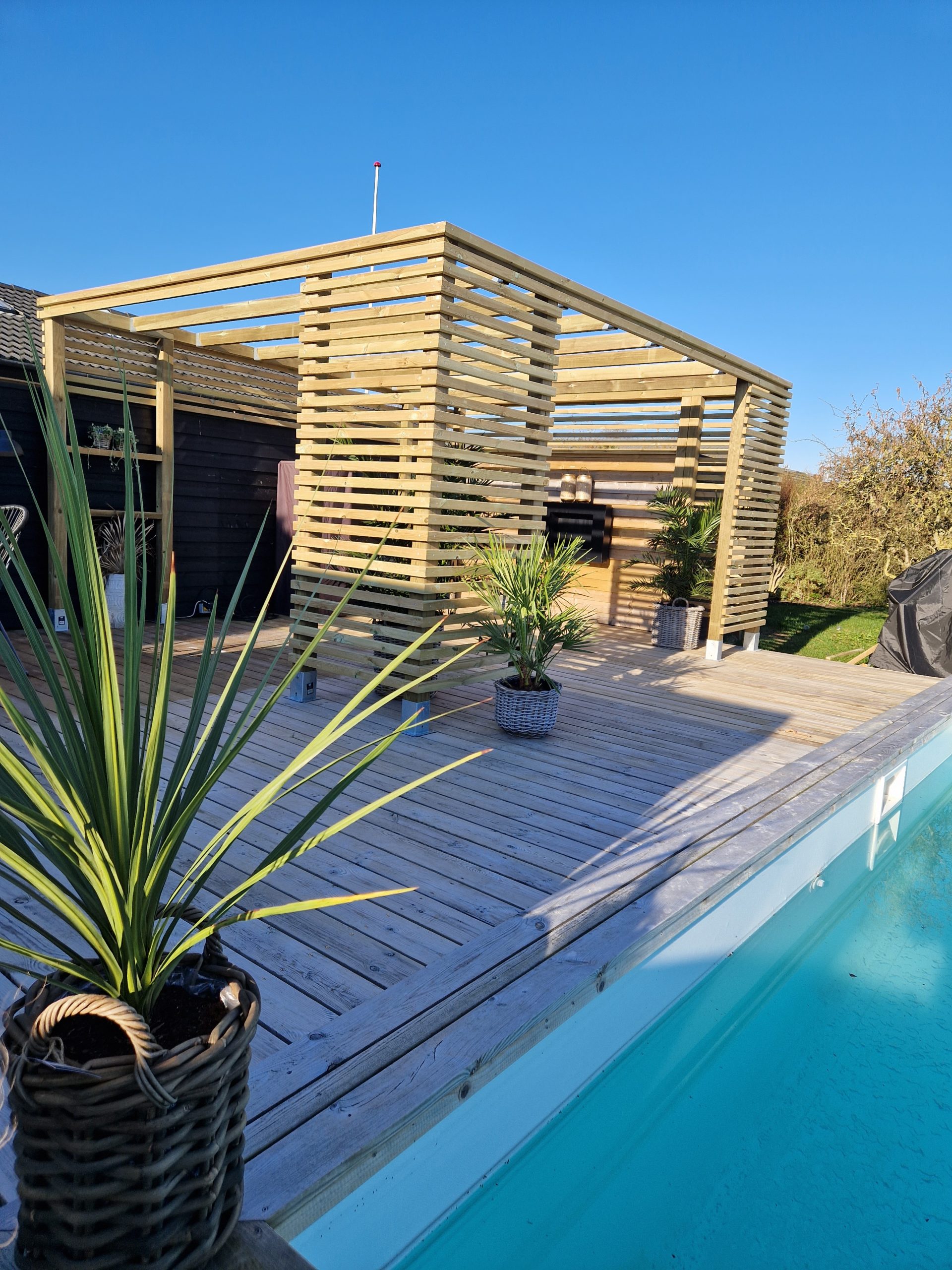Pergolalounge ved bassenget