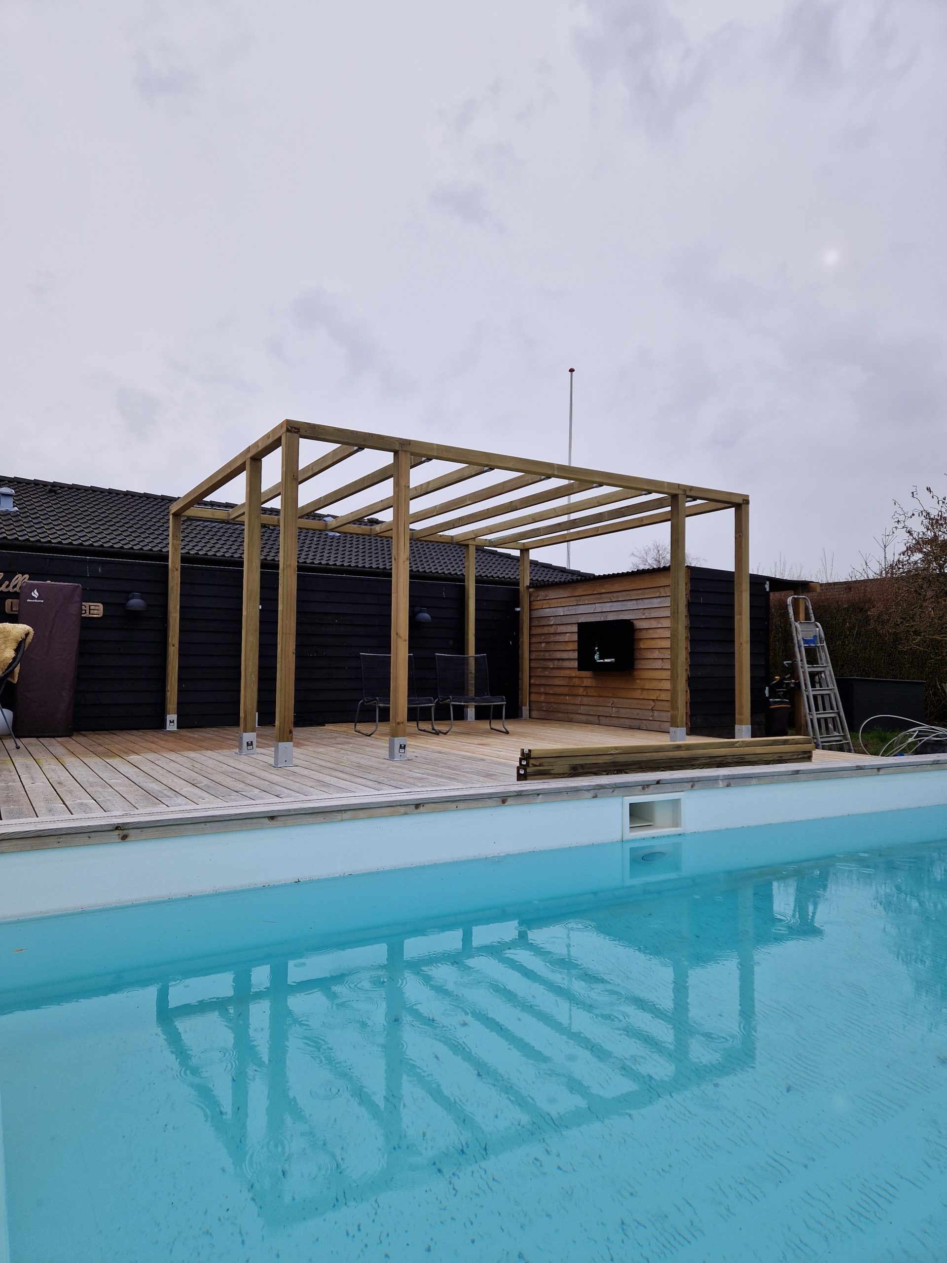 Pergolalounge ved bassenget