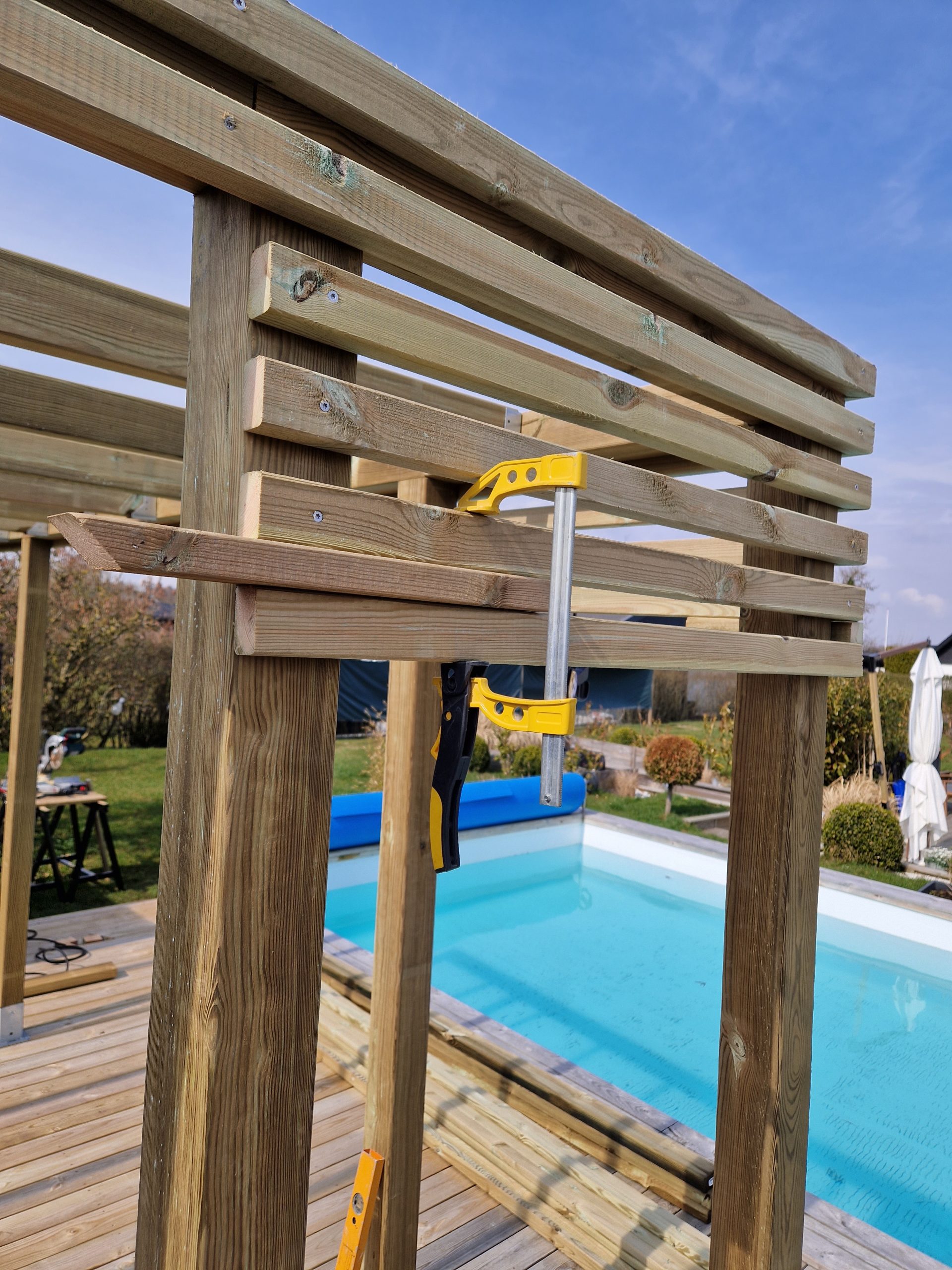 Pergolalounge ved bassenget