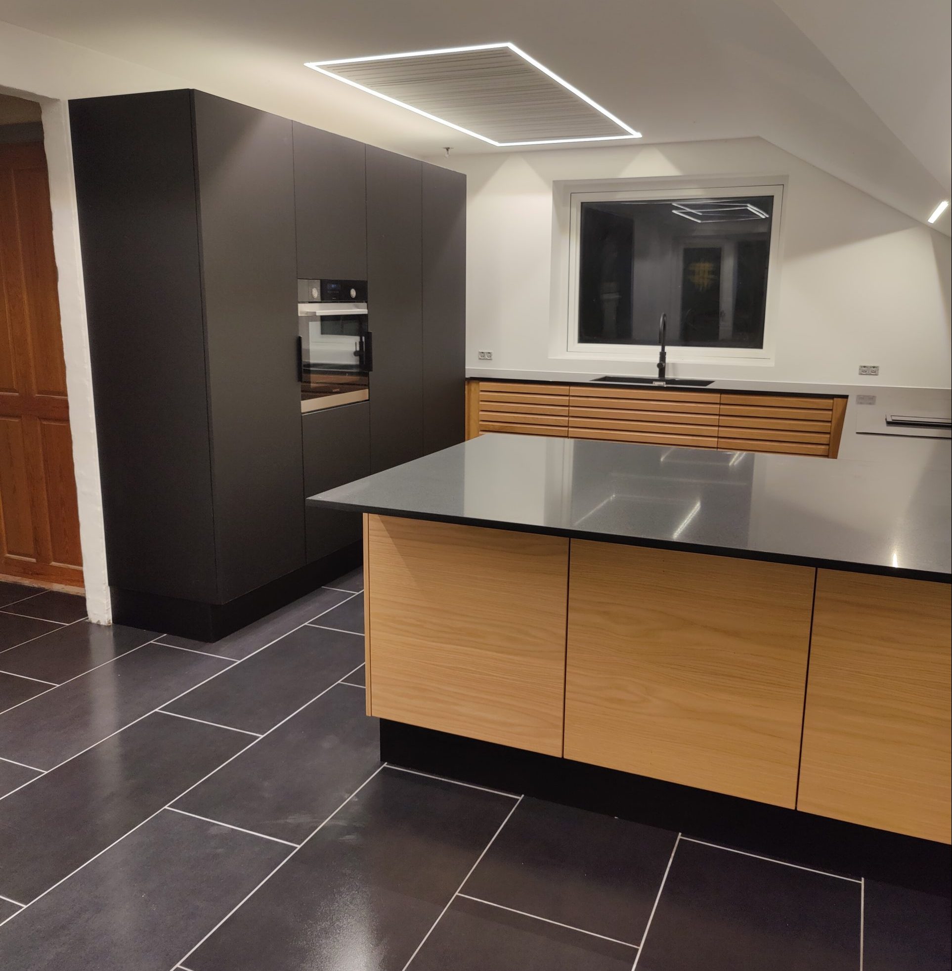 Keittiön katto himmennettävillä valoilla