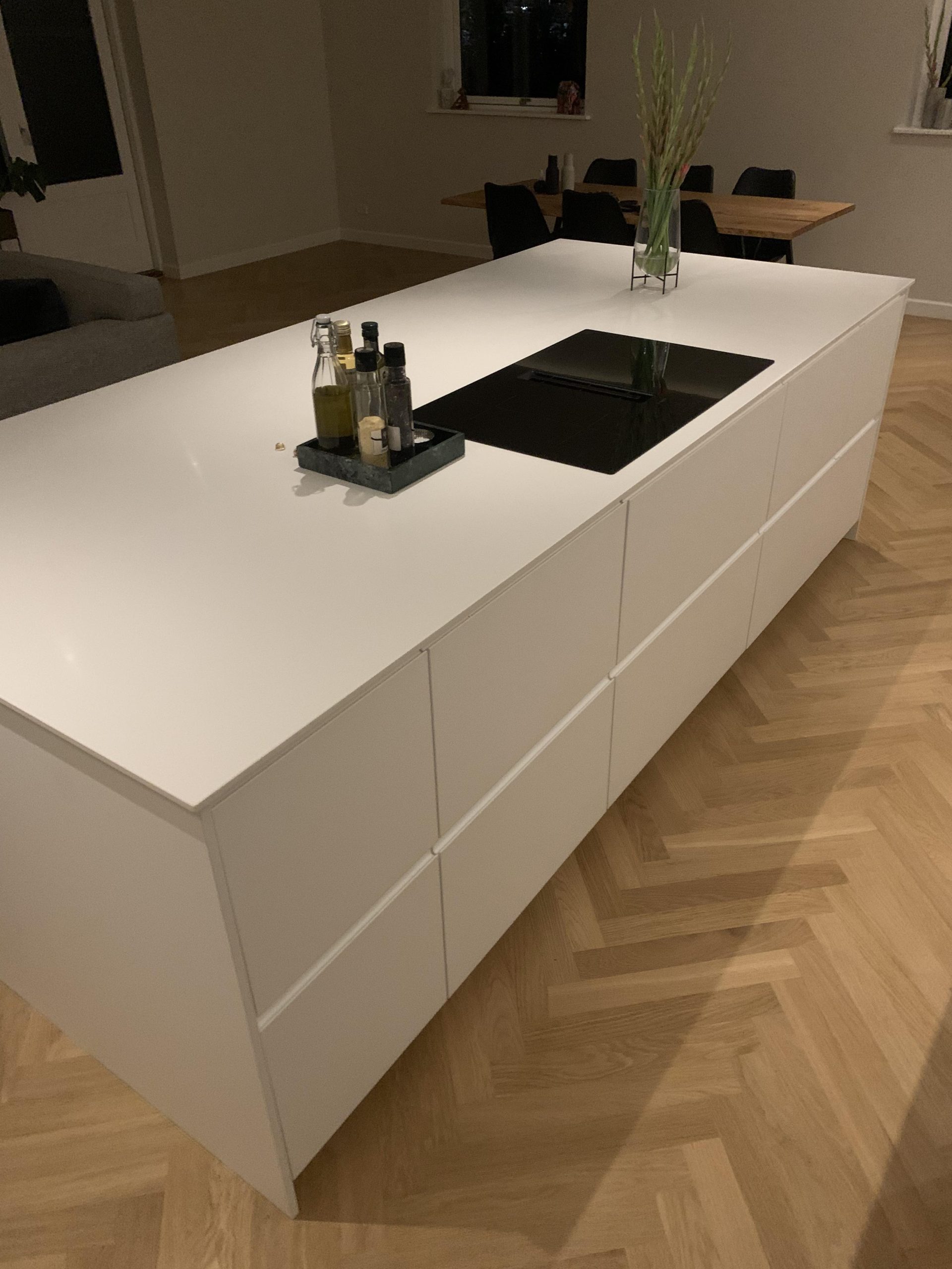 Kjøkkenfronter laget av parkettstaver