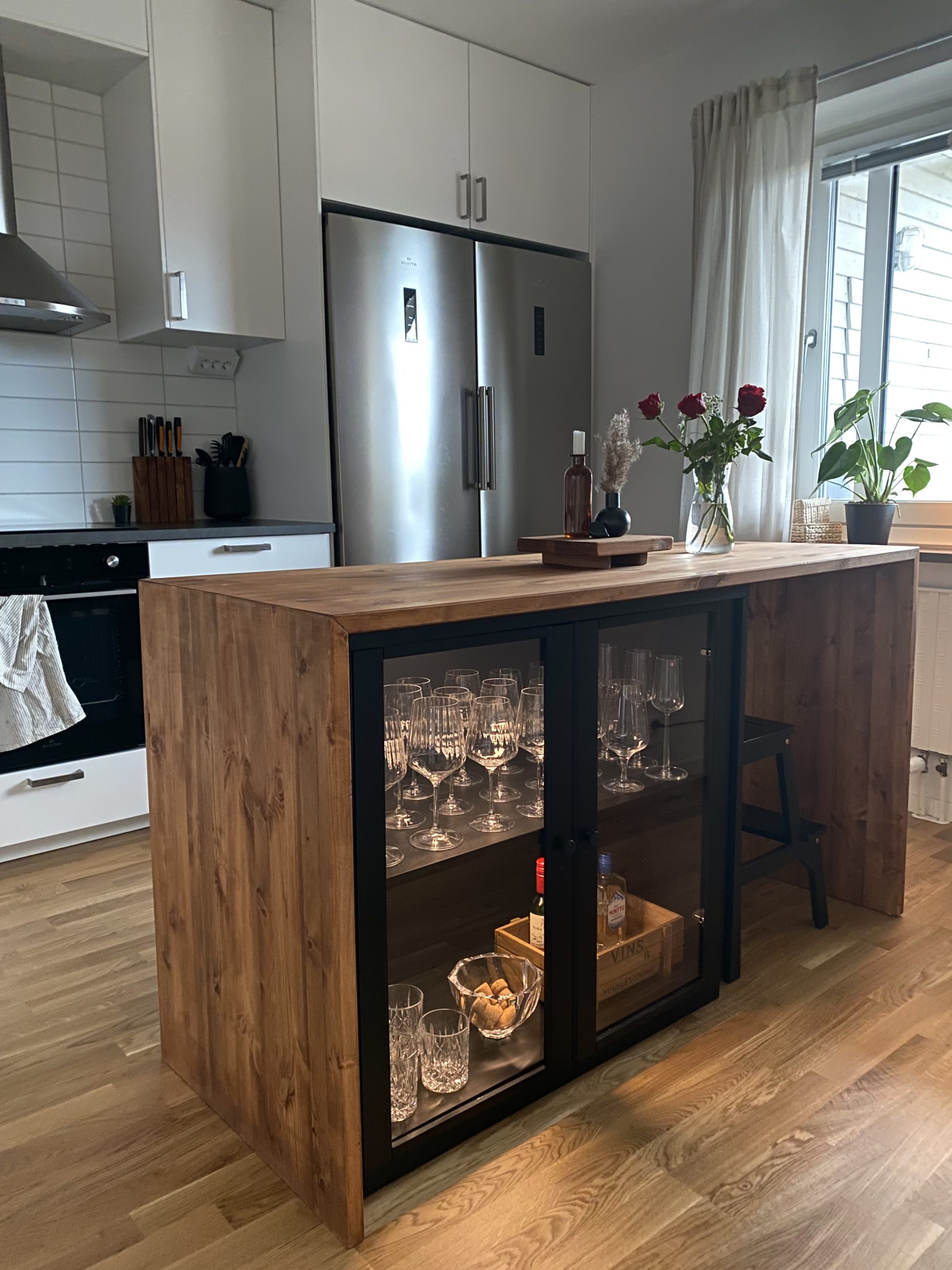 Kjøkkenøy med resirkulert skap