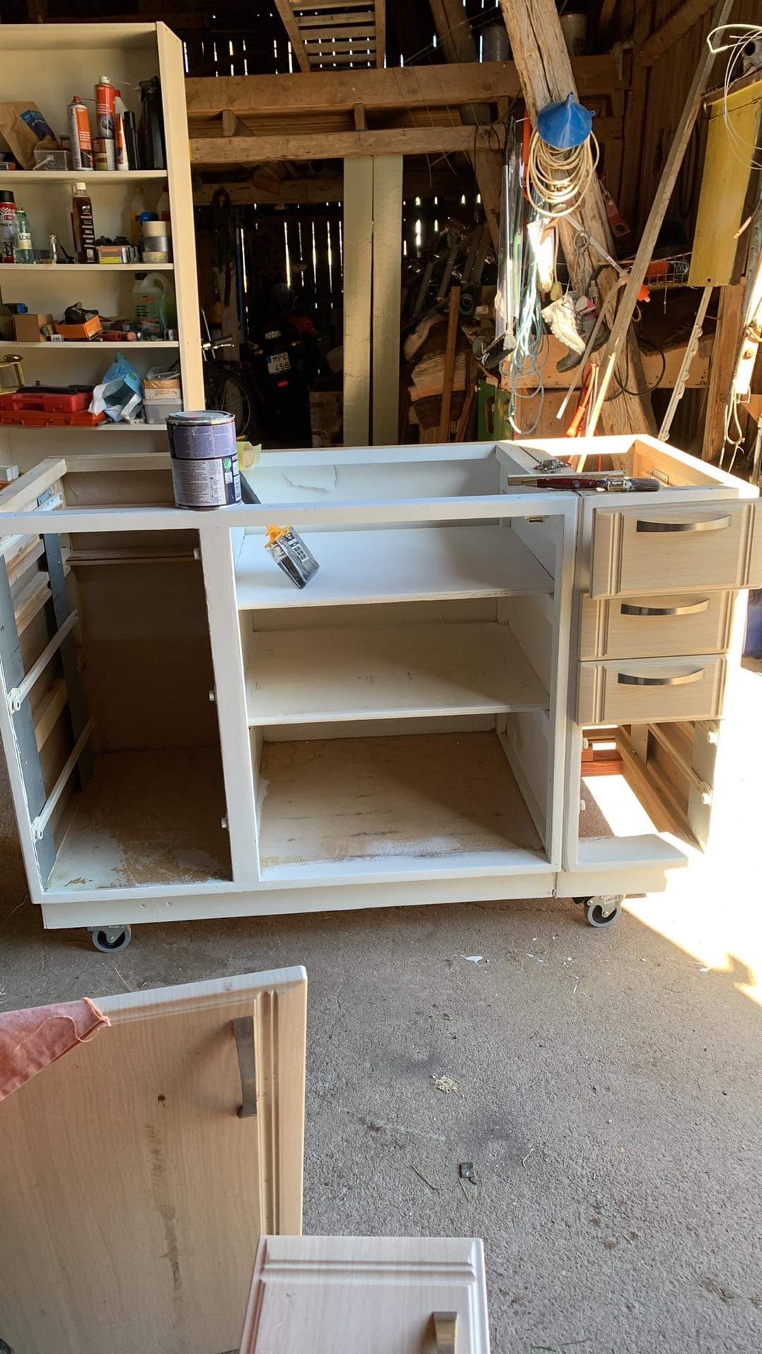 Kjøkkenøy på resirkulerte elementer