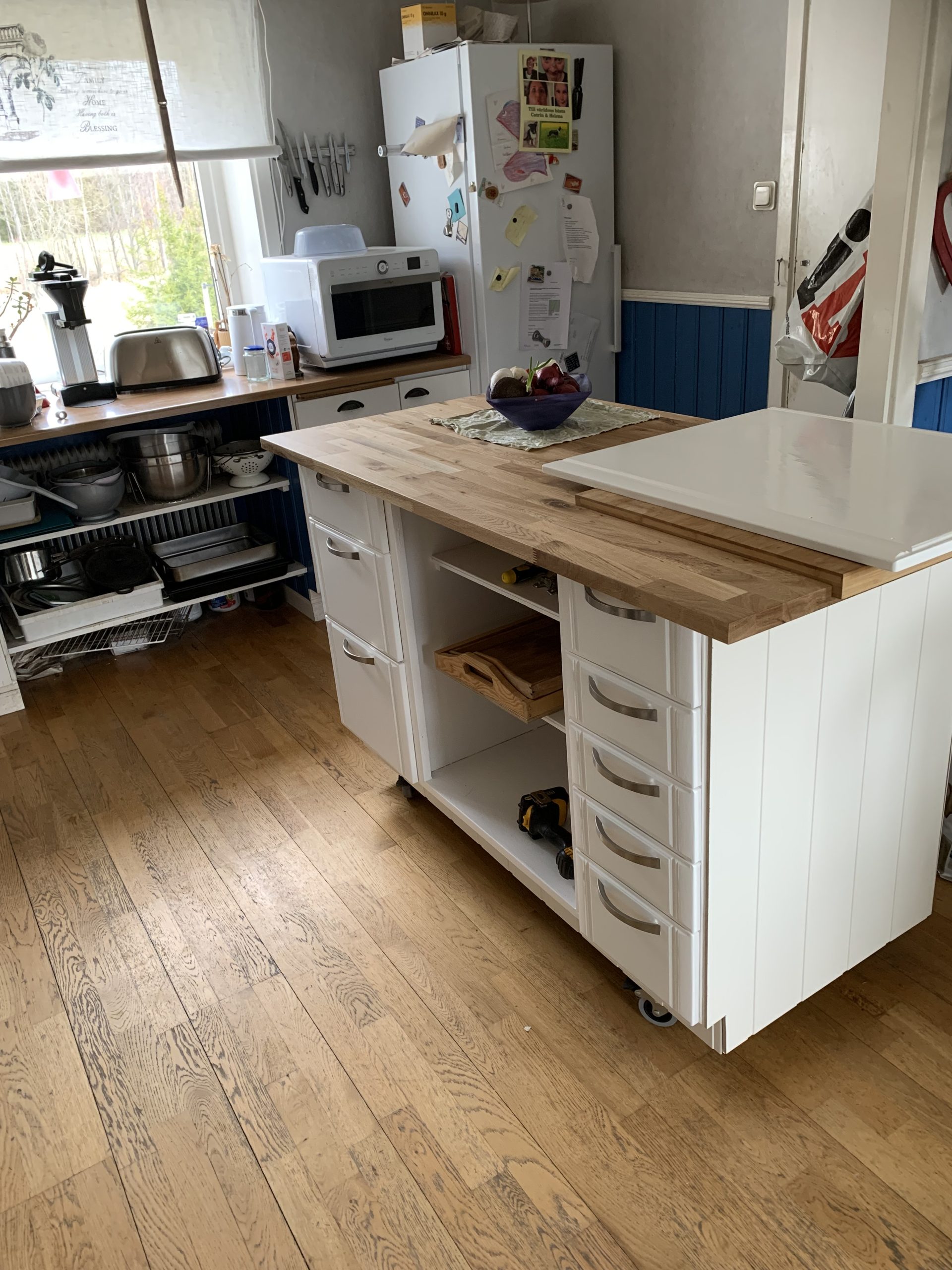 Kjøkkenøy på resirkulerte elementer