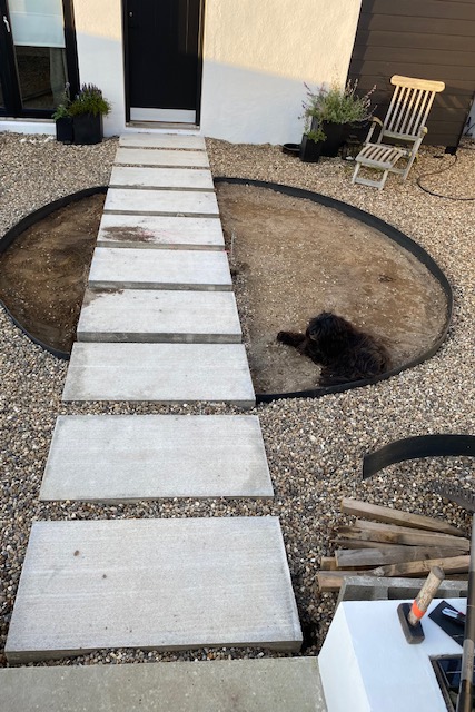 Havegang af fliser støbt på stedet