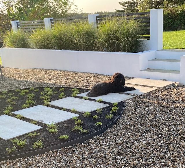 Trädgårdsgång med platsgjutna plattor