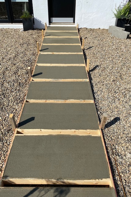 Havegang af fliser støbt på stedet