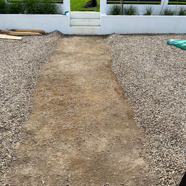 Havegang af fliser støbt på stedet