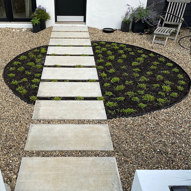 Havegang af fliser støbt på stedet