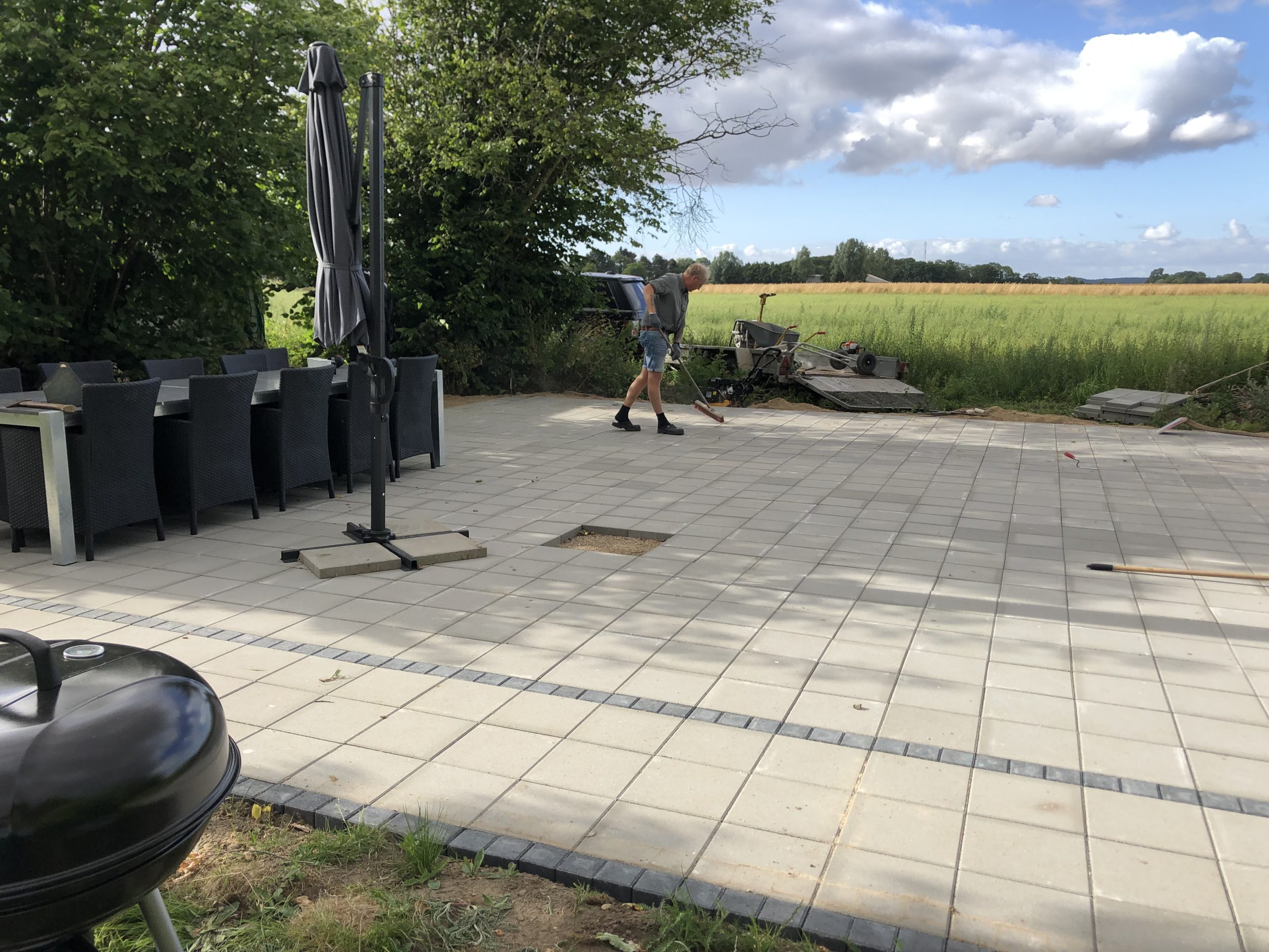 Stor terrasse med to farver sten