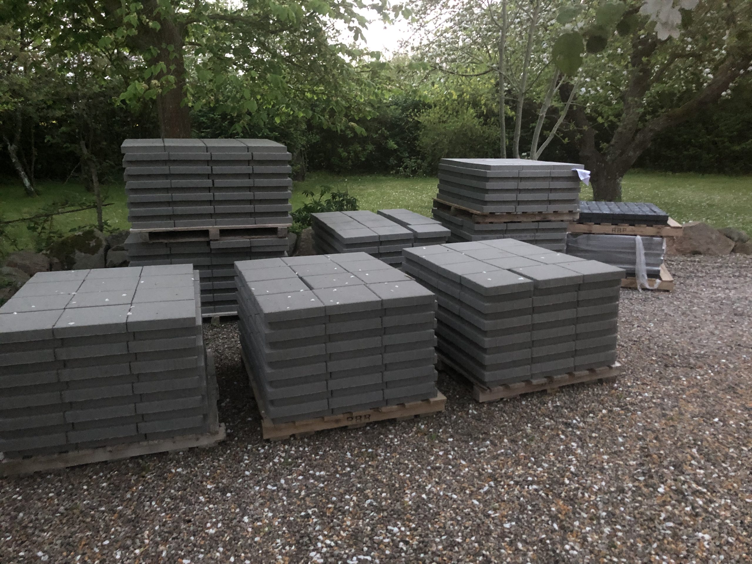 Stor terrasse med to farver sten