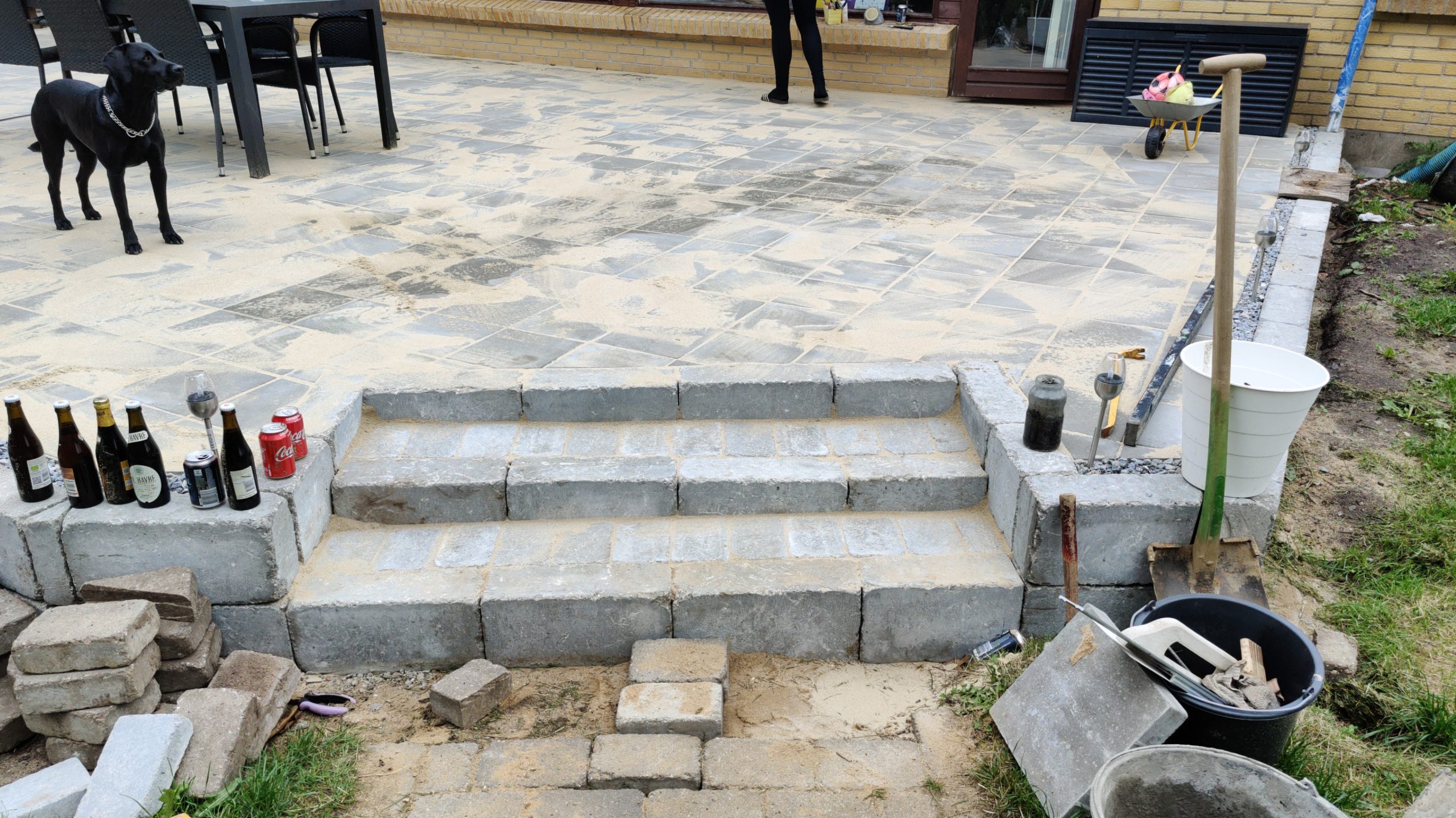 Høj terrasse med trappe