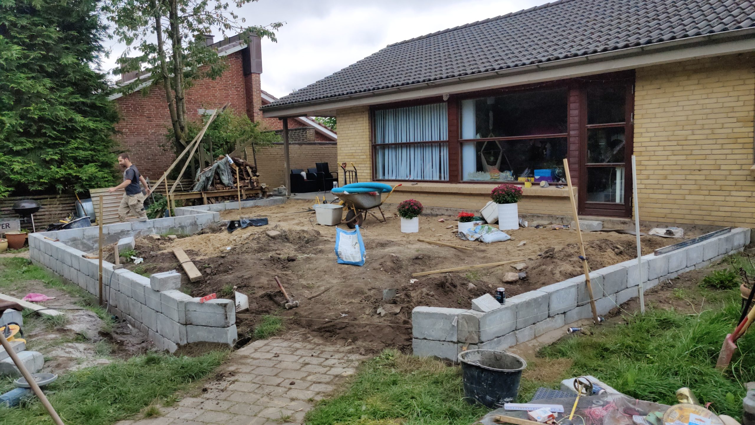 Høj terrasse med trappe