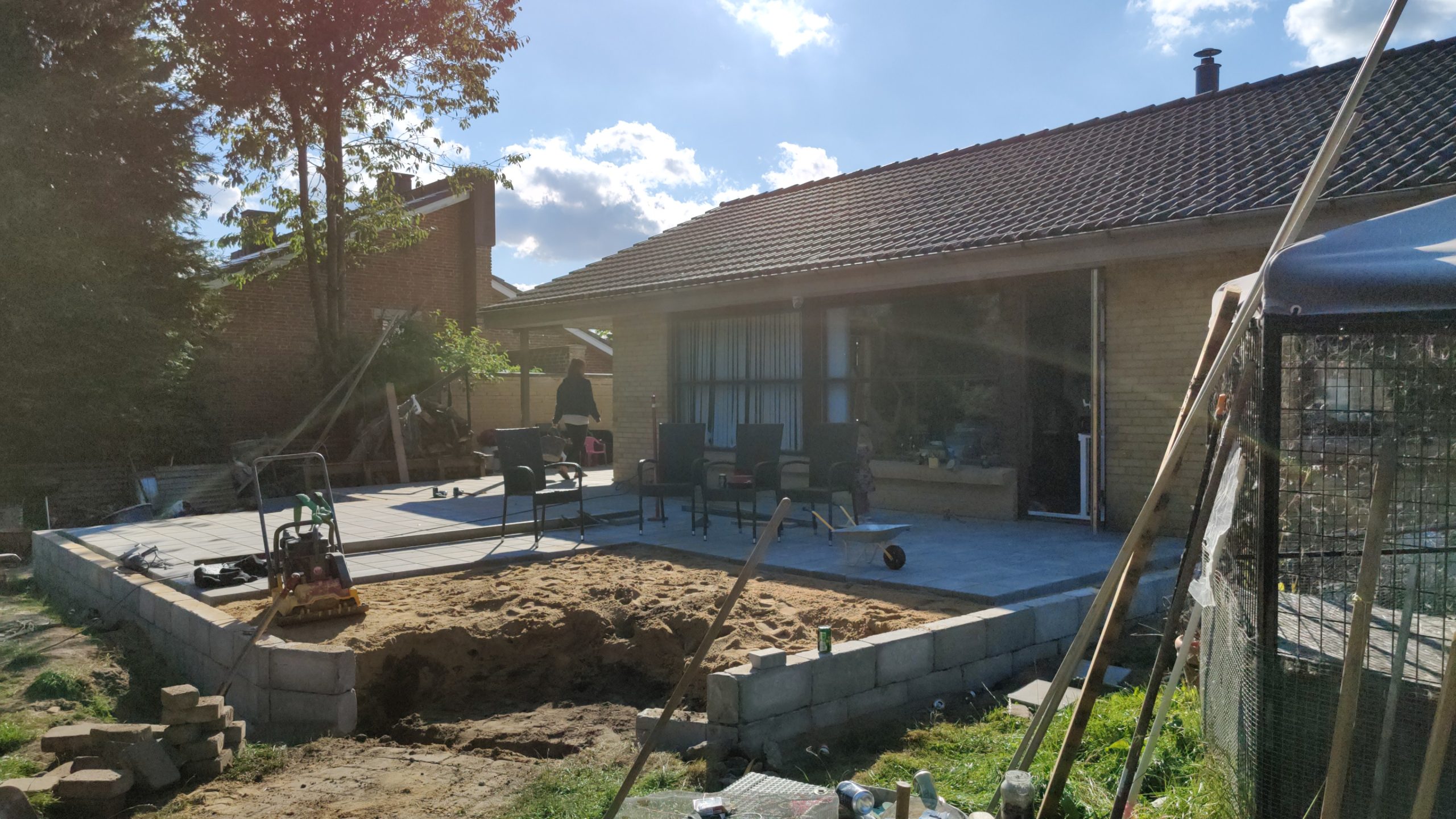 Høj terrasse med trappe