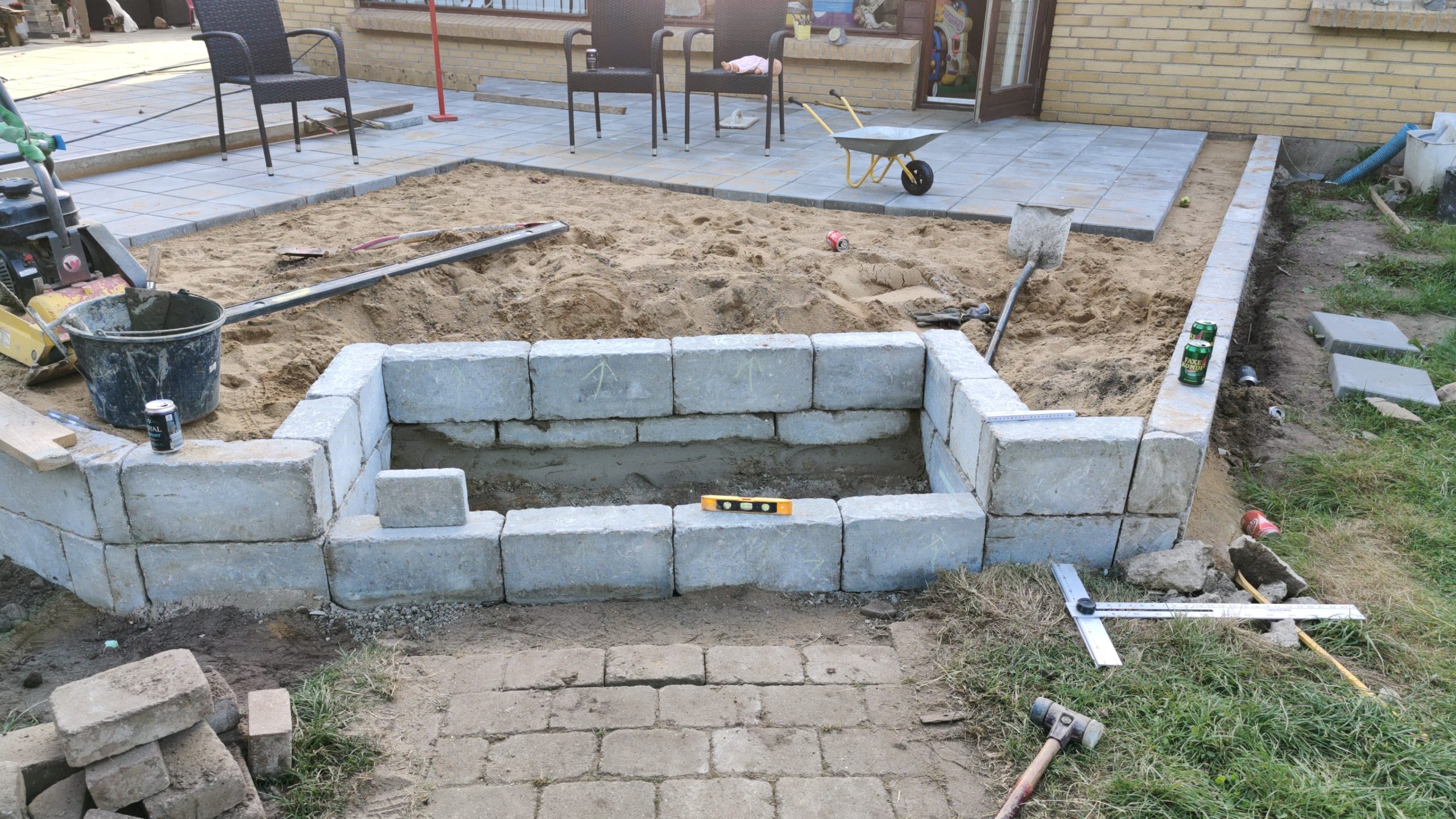 Høj terrasse med trappe