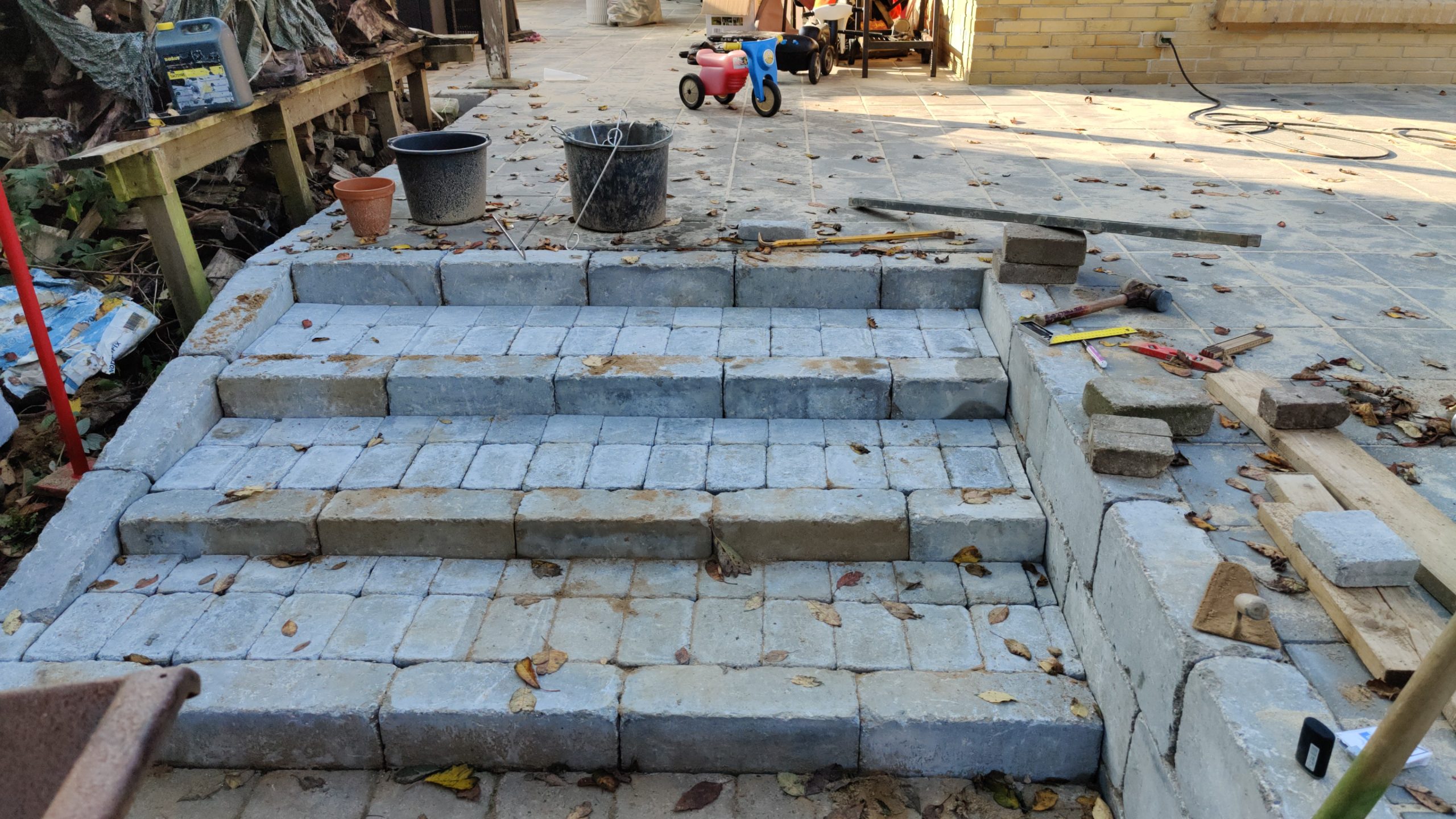 Høj terrasse med trappe