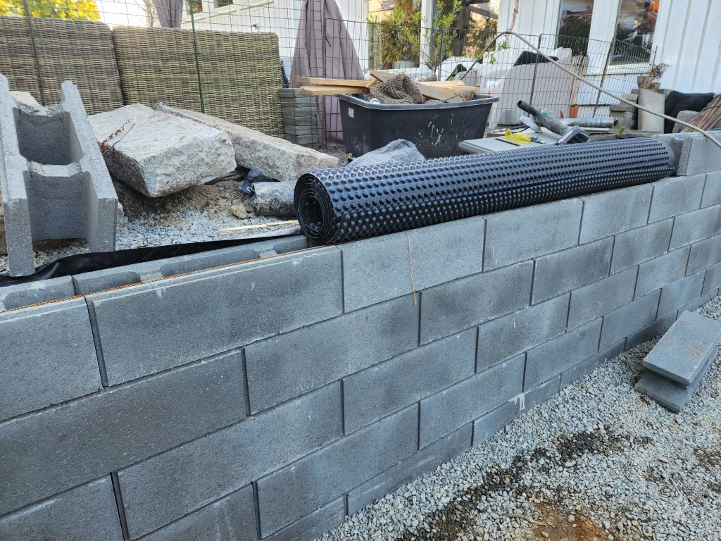 Fra trampolinhul til udeområde i læ