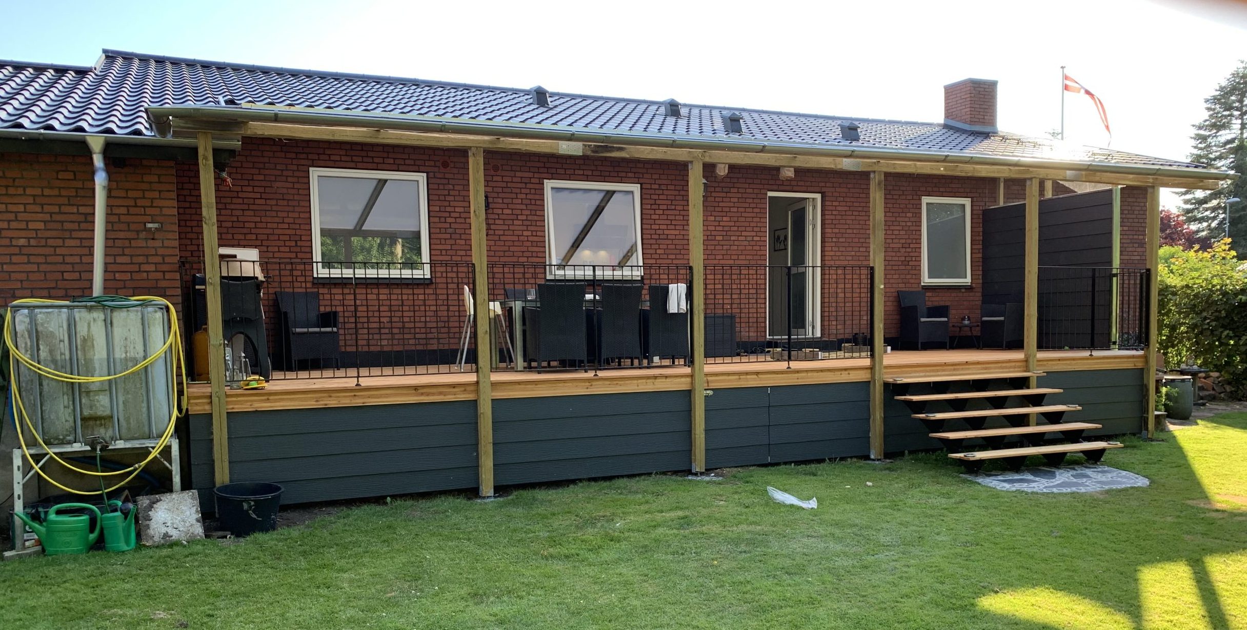 36 kvm. terrasse med jerngelænder