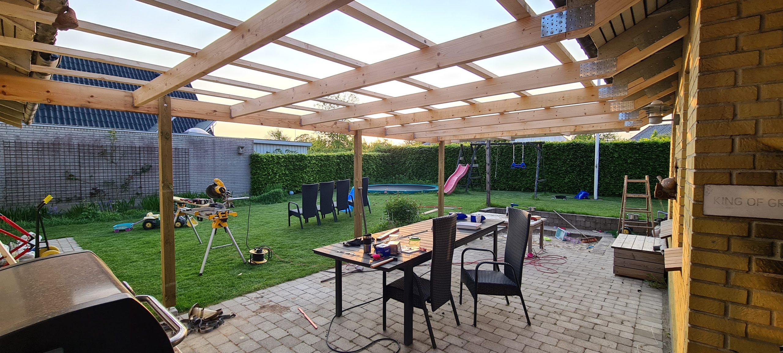 Katos räystäskouruilla