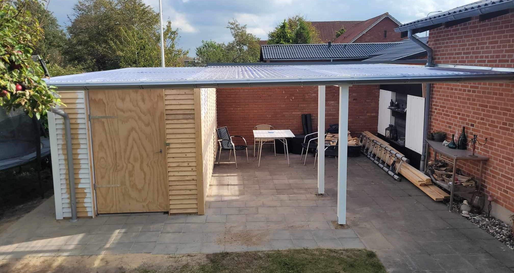 Överbyggd terrass med förråd