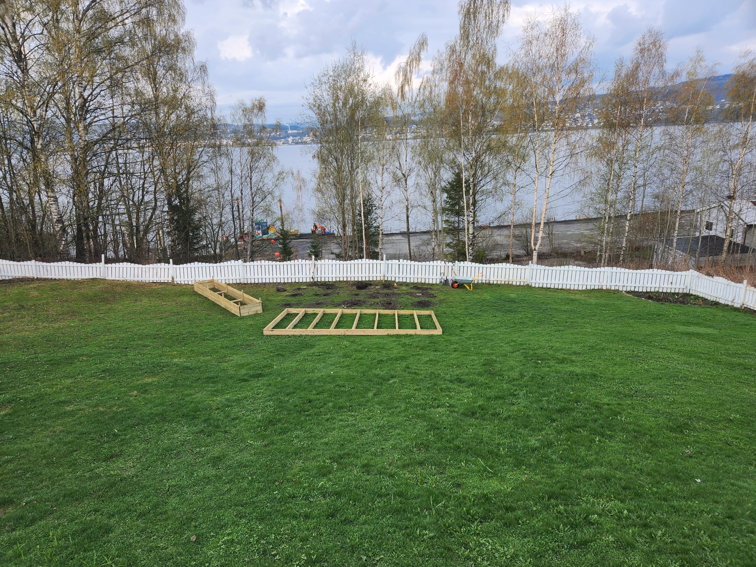 Puuterassi katoksella