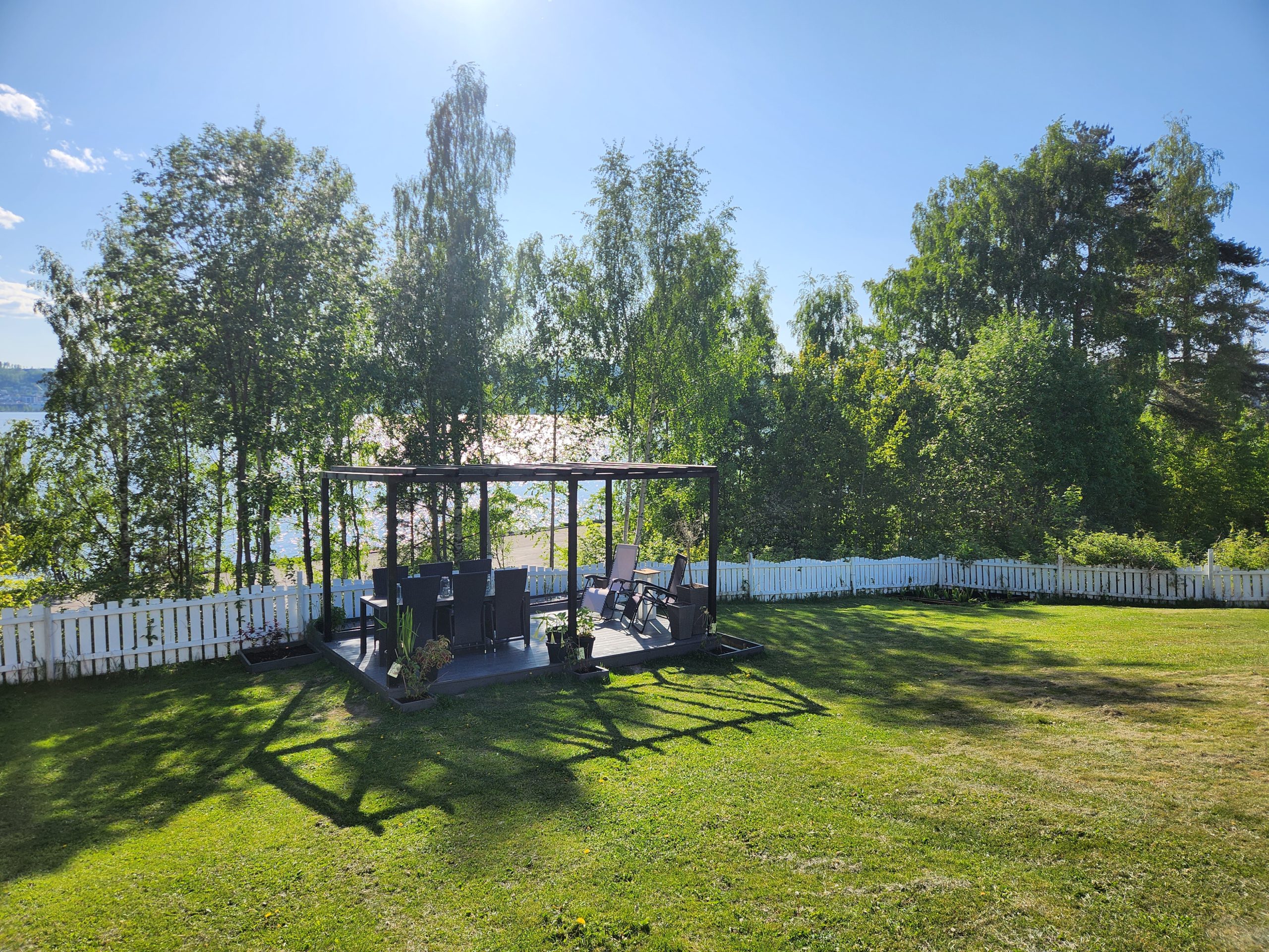 Puuterassi katoksella