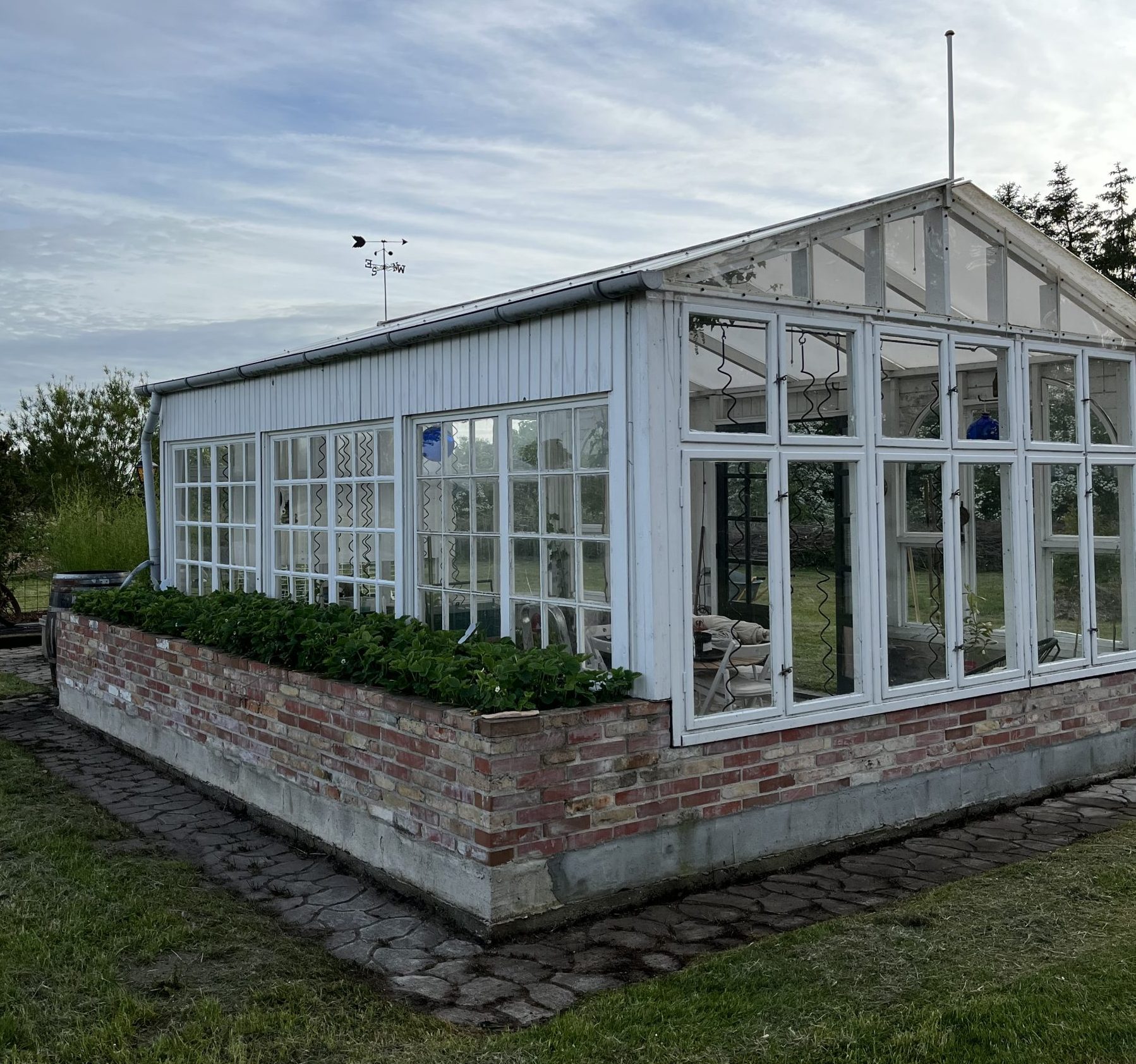 Orangeri med højbede af fliser