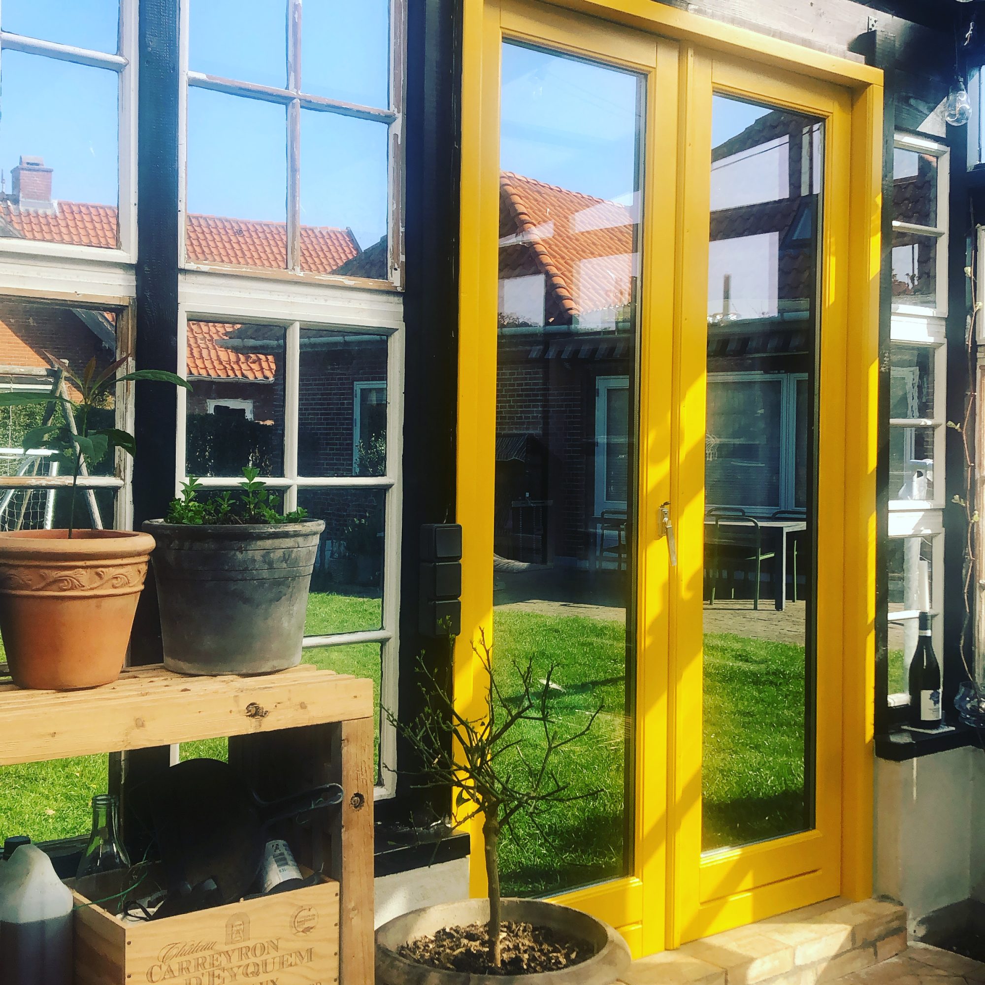 Orangeri af genbrugs-mursten, -døre og -vinduer