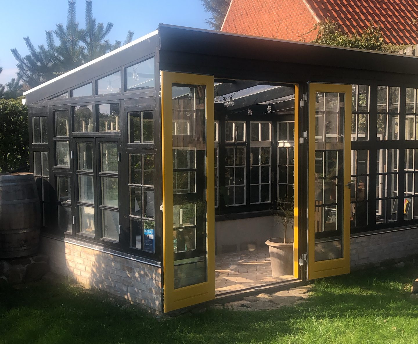 Orangeri laget av resirkulerte murstein, dører og vinduer