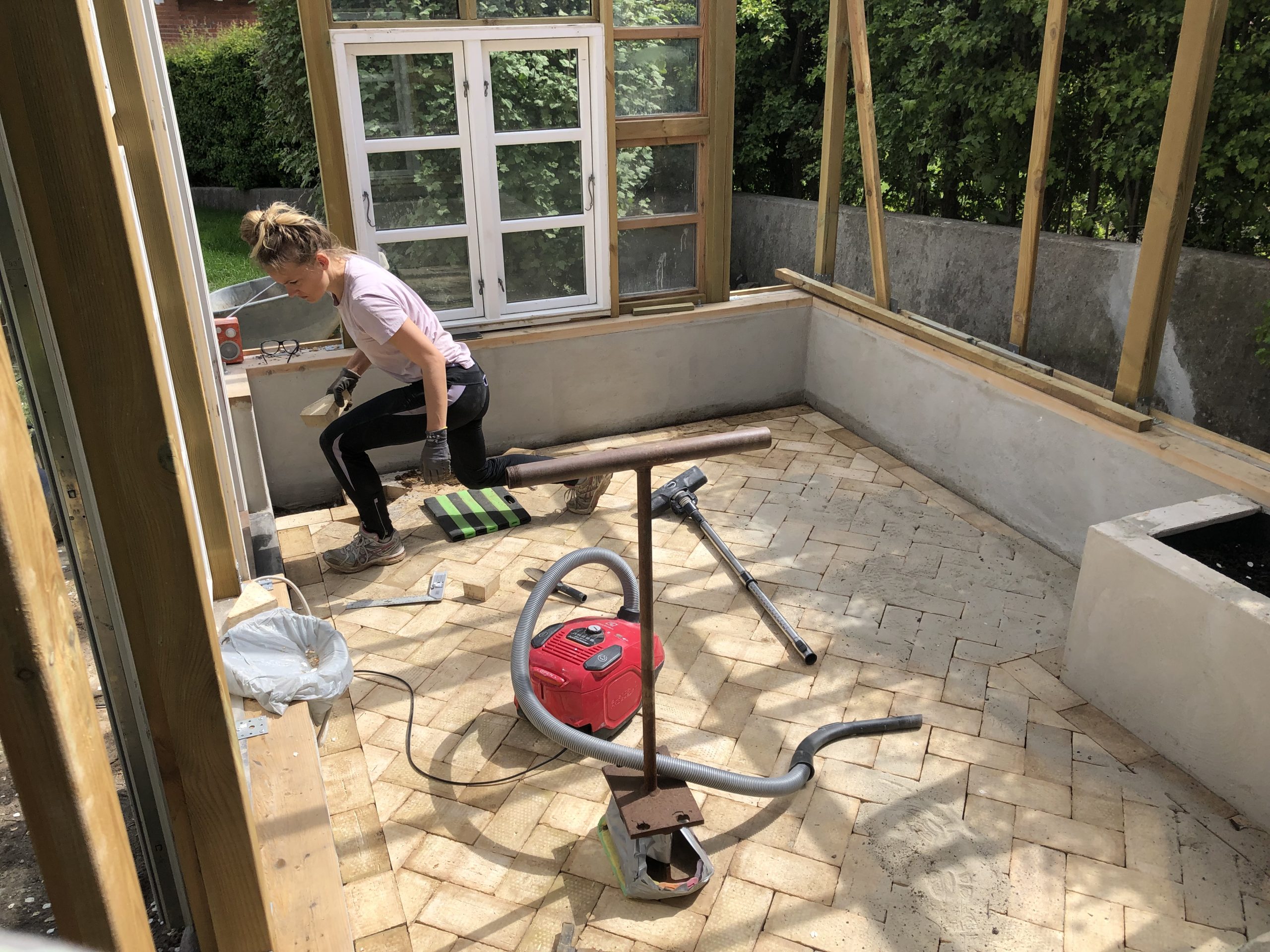 Orangeri af genbrugs-mursten, -døre og -vinduer