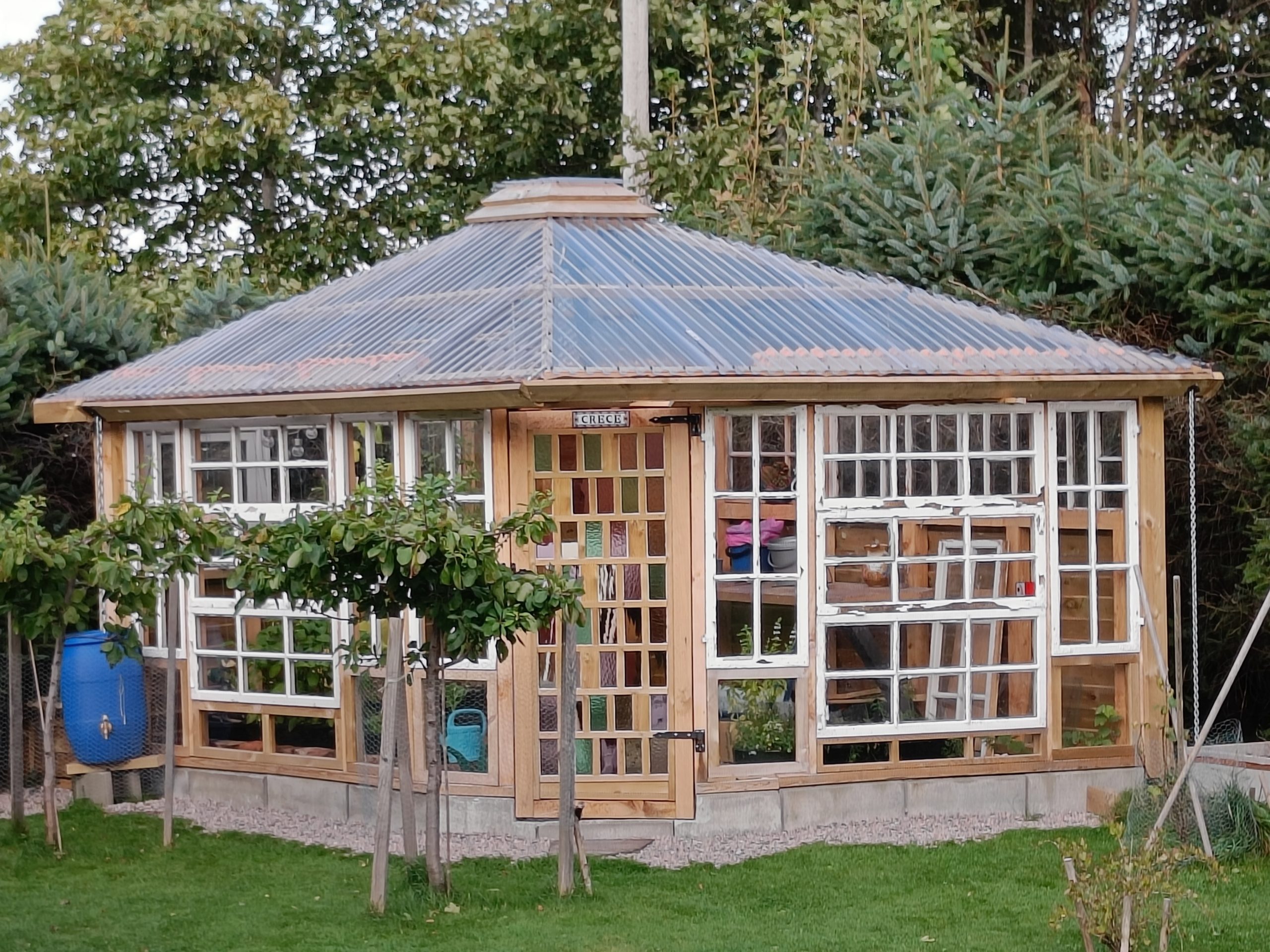 Växthus av begagnade fönster