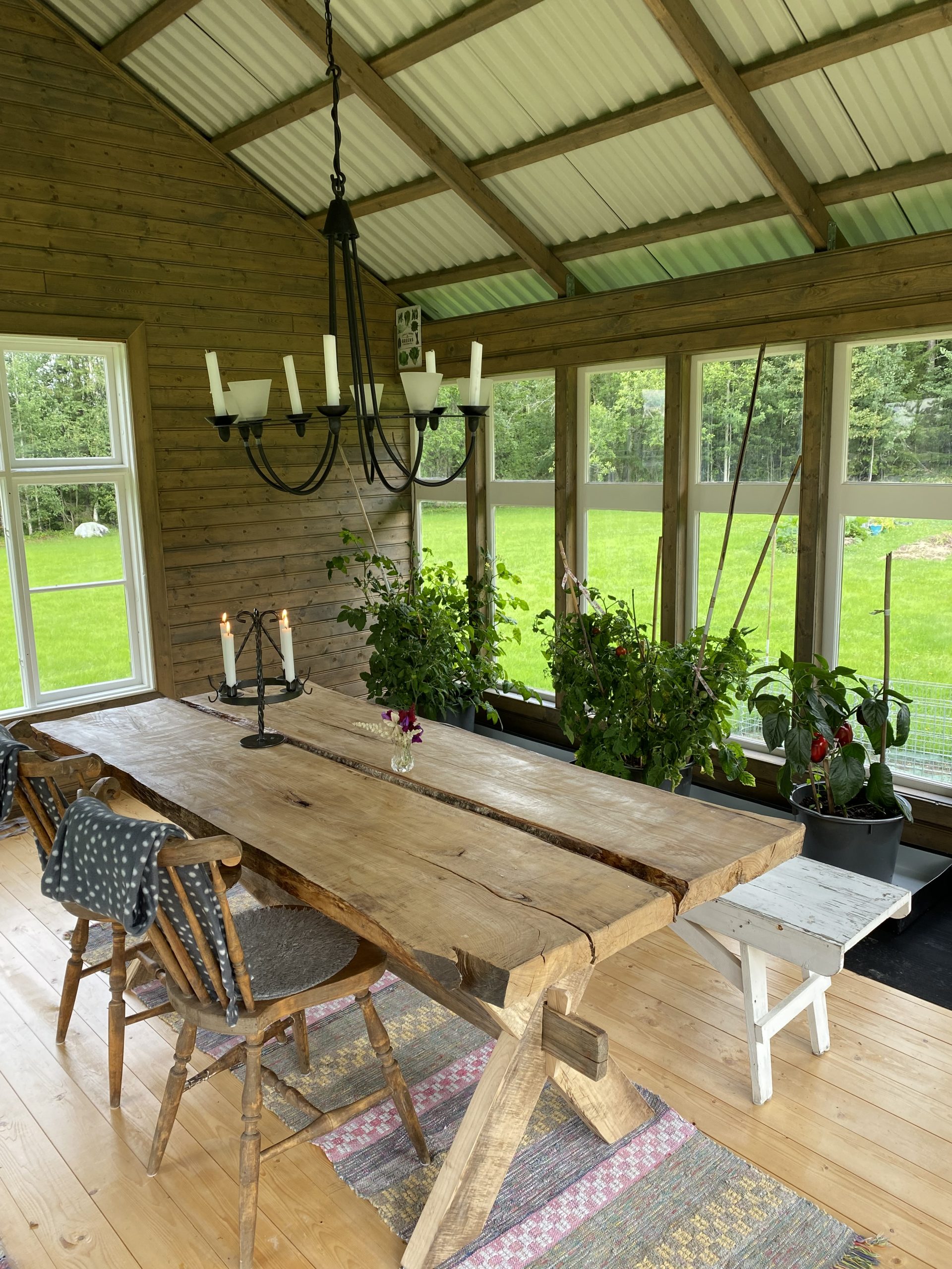 Orangeri av återanvända fönster