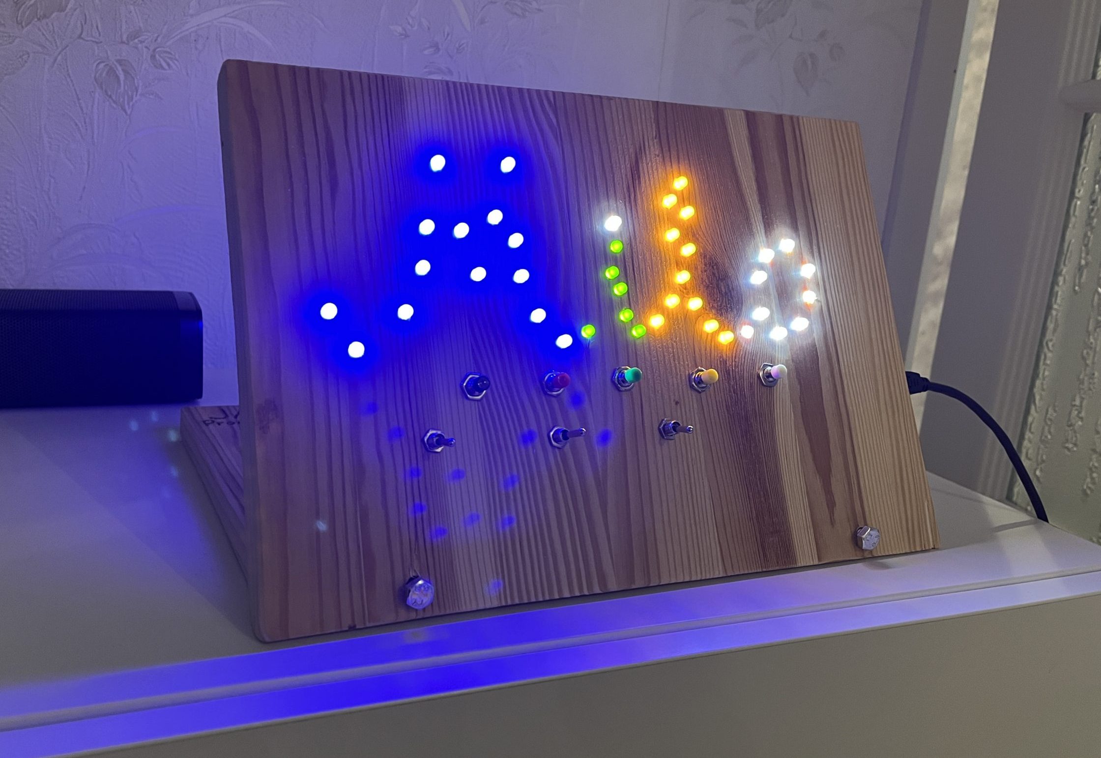 Aktivitetsbræt med lys til børn