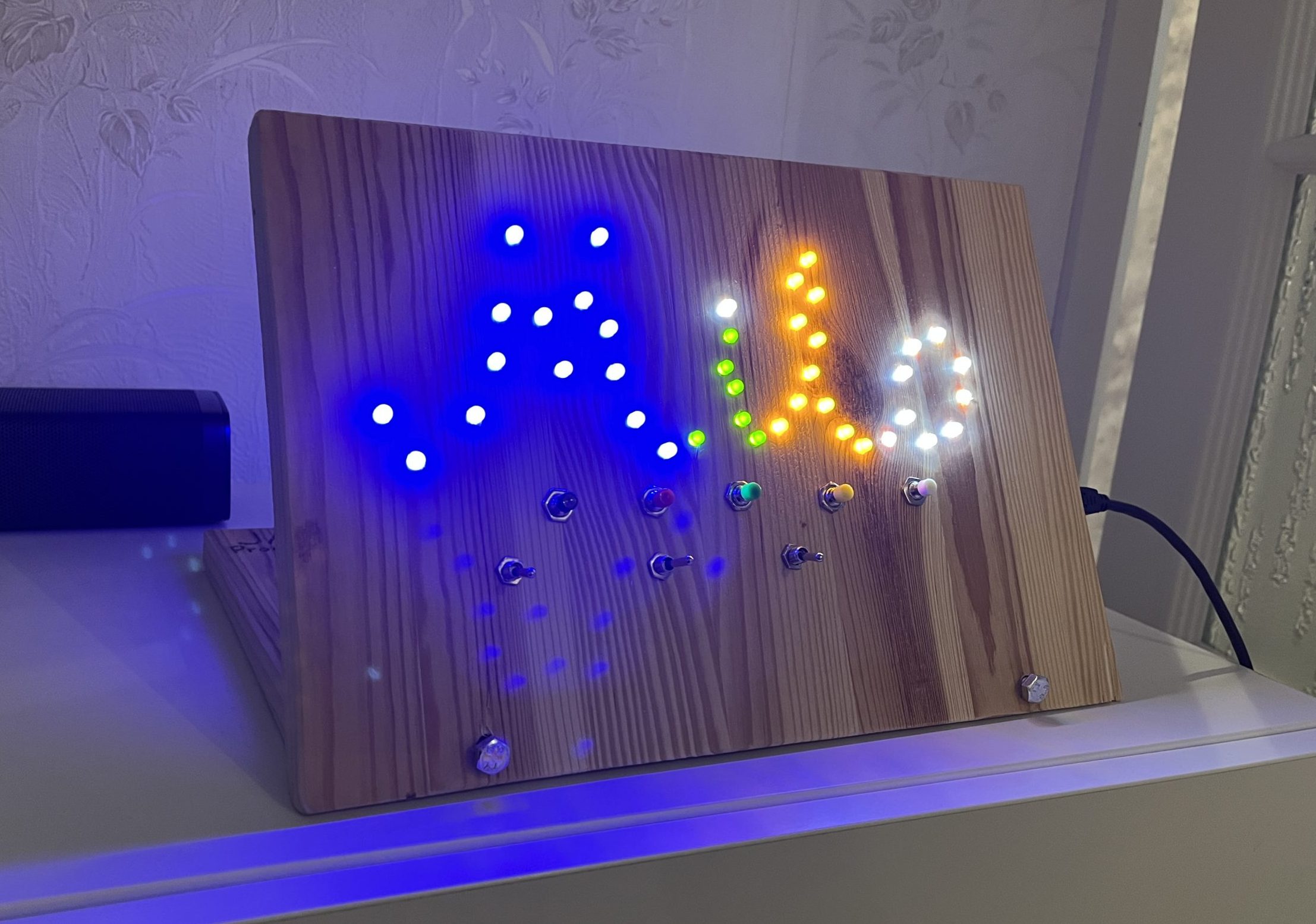 Aktiviteettilauta lapsille valoilla