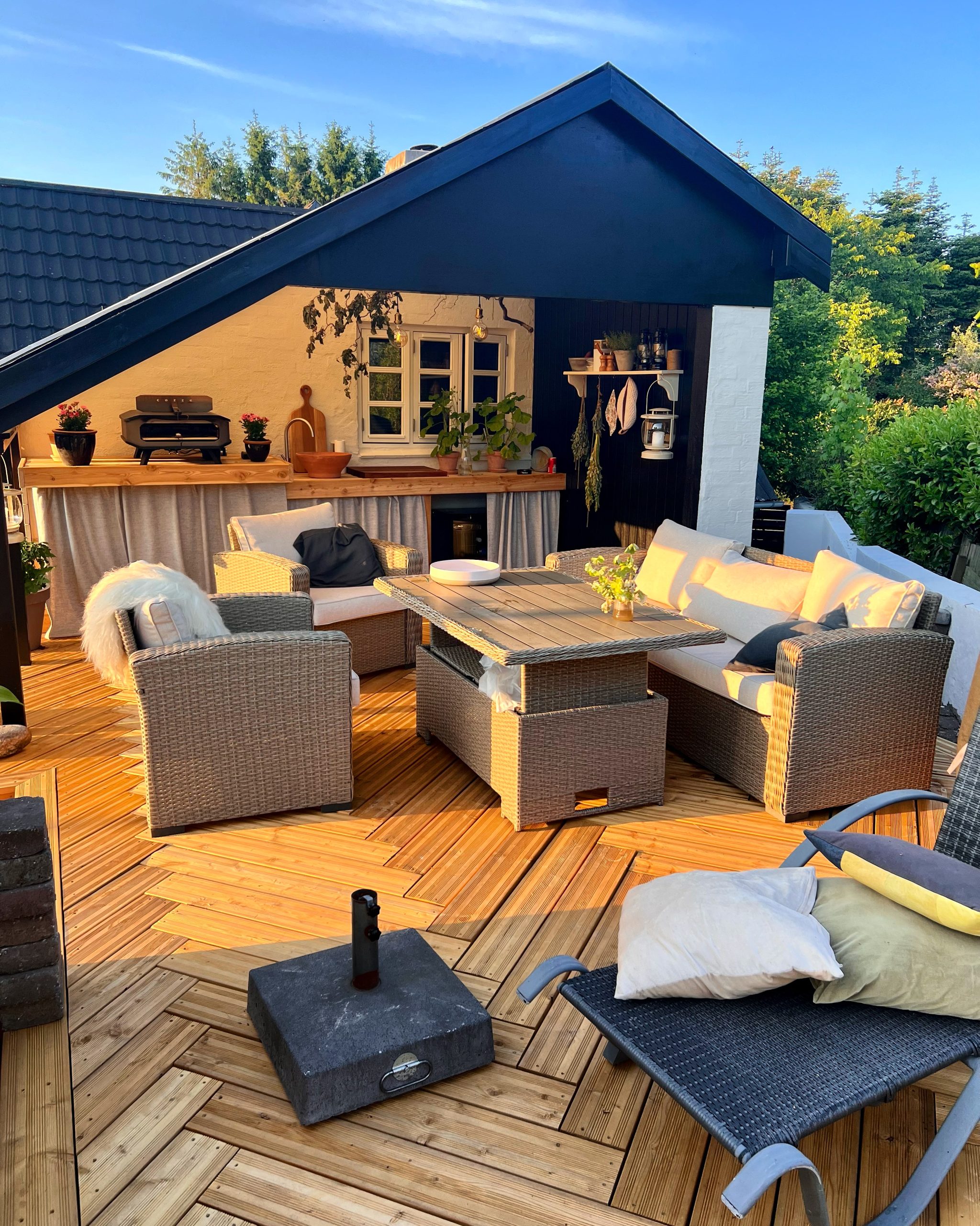 Lærketræs-terrasse i sildebensmønster