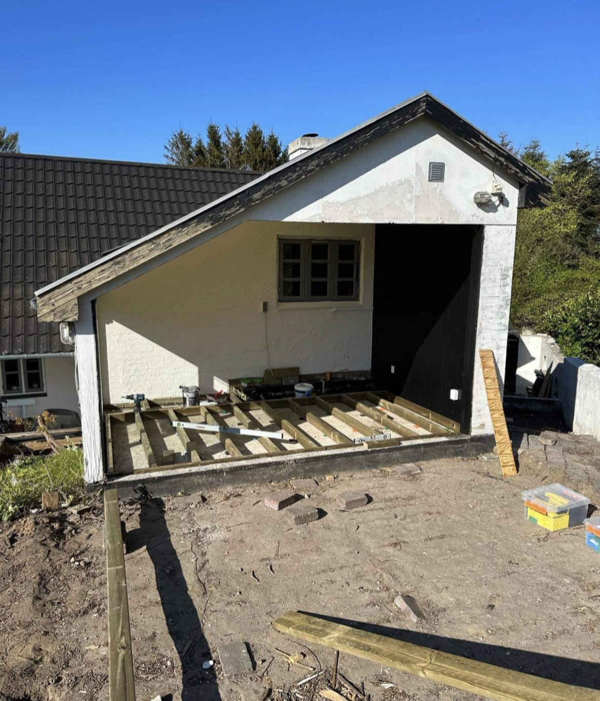 Lærketræs-terrasse i sildebensmønster