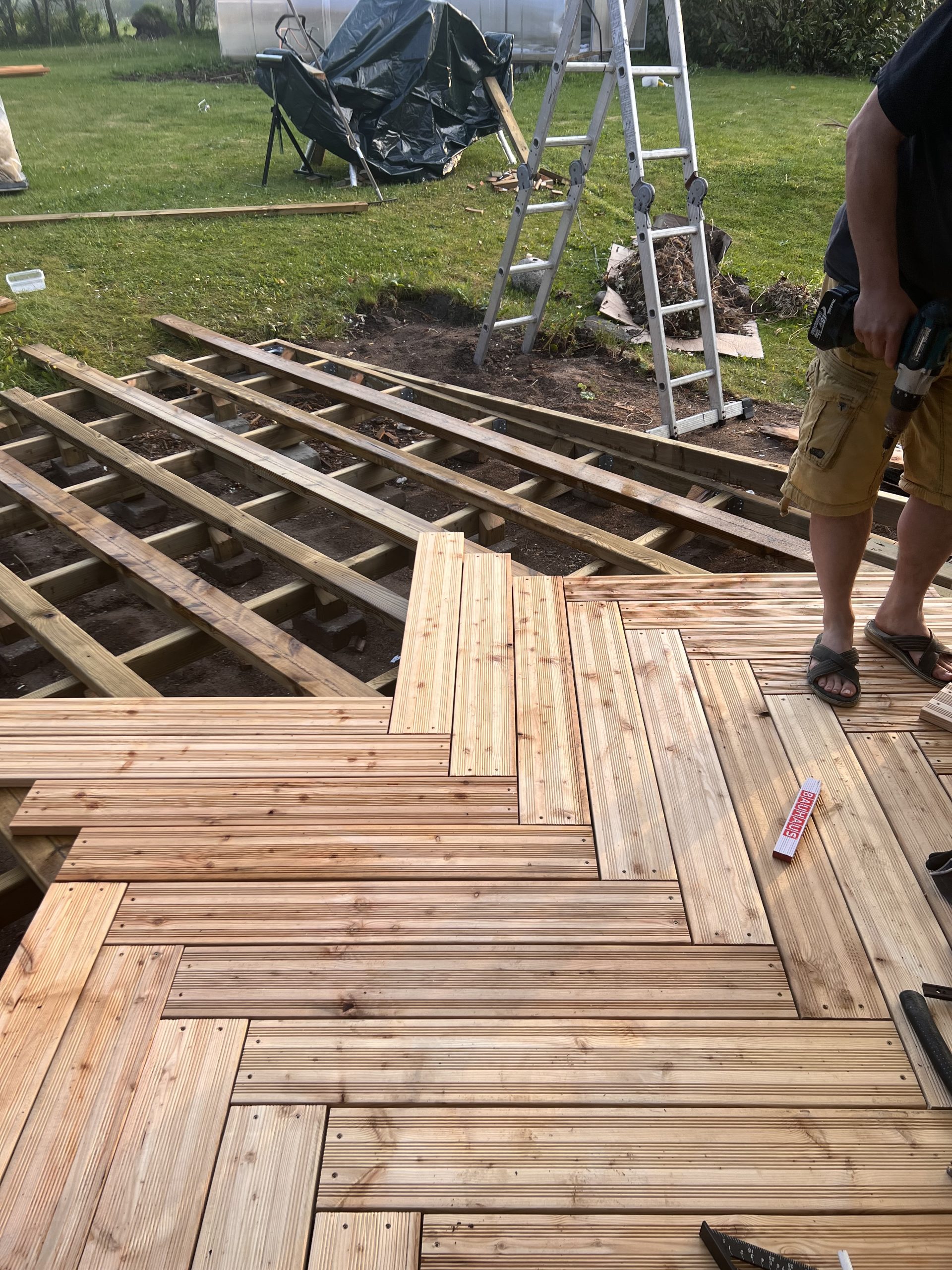 Lærketræs-terrasse i sildebensmønster