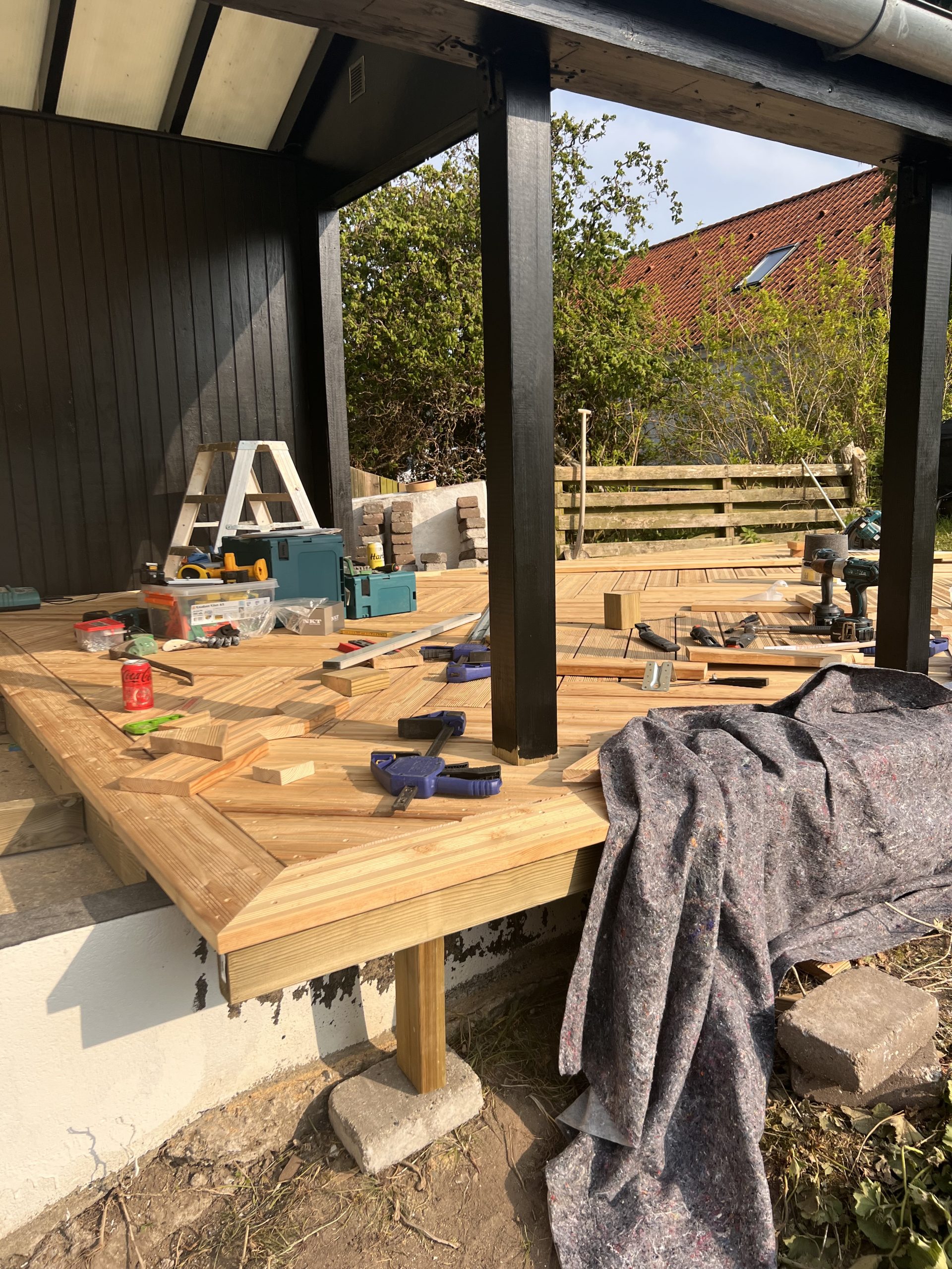 Lærketræs-terrasse i sildebensmønster