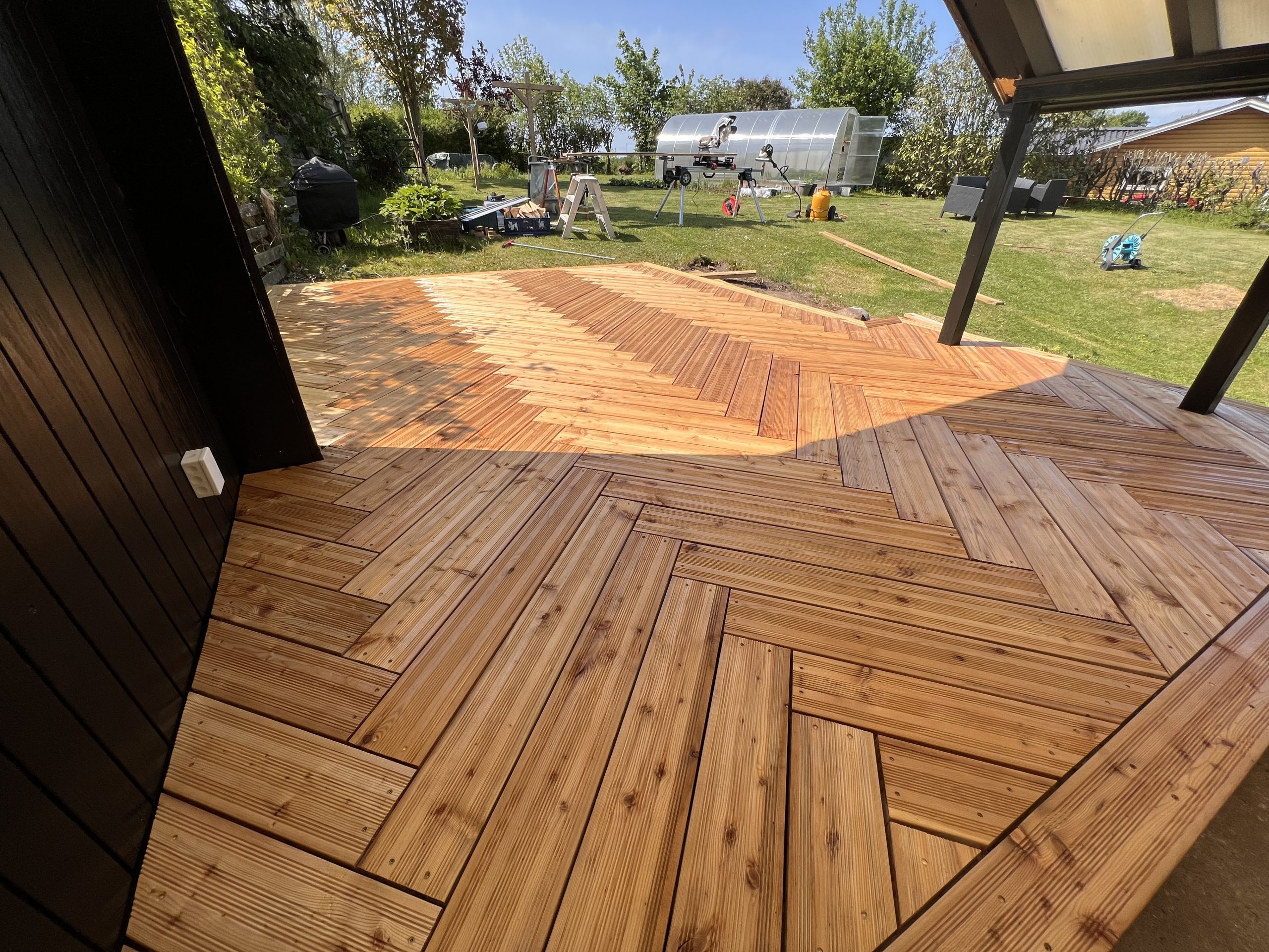 Lærketræs-terrasse i sildebensmønster