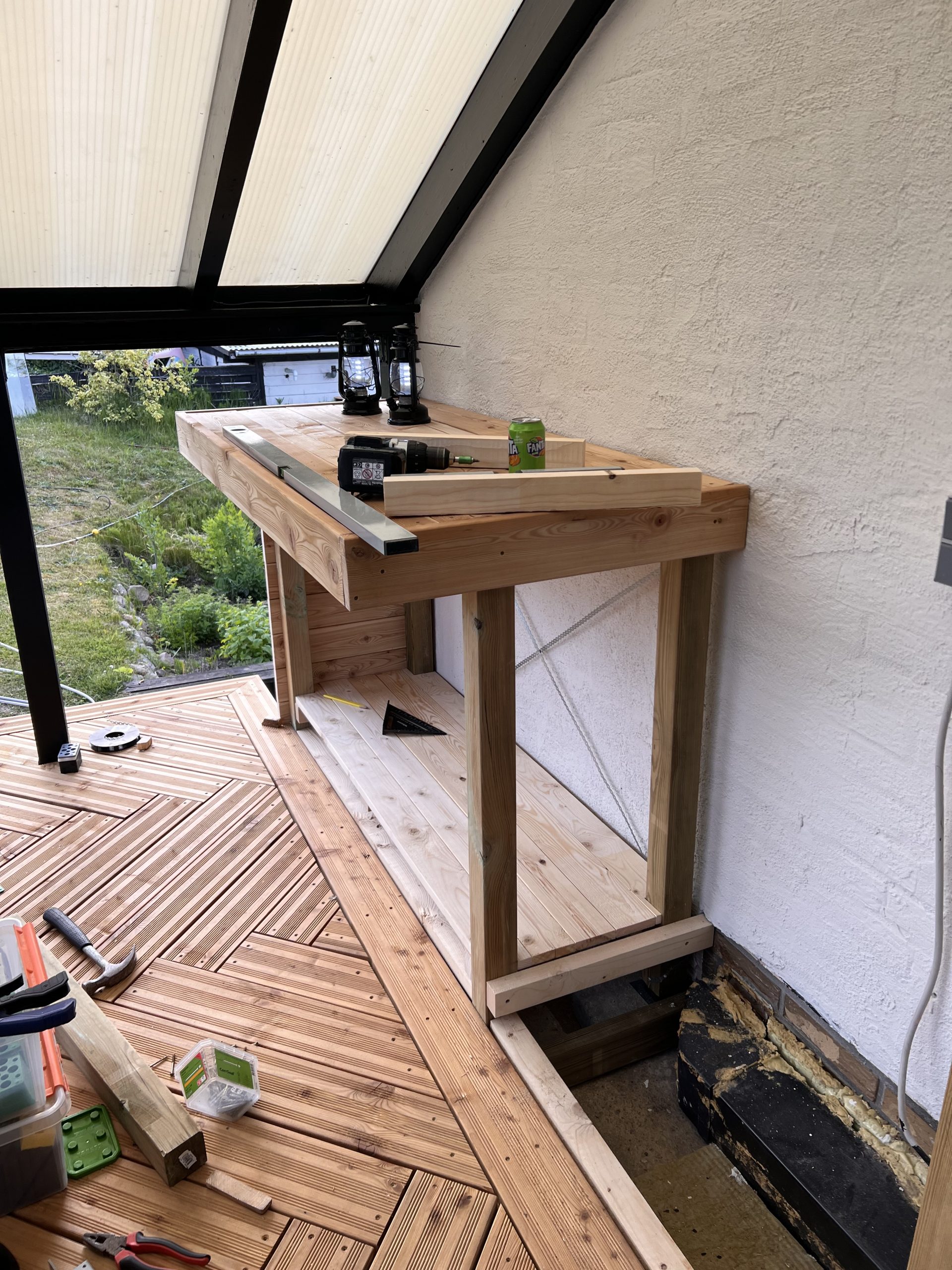 Lærketræs-terrasse i sildebensmønster