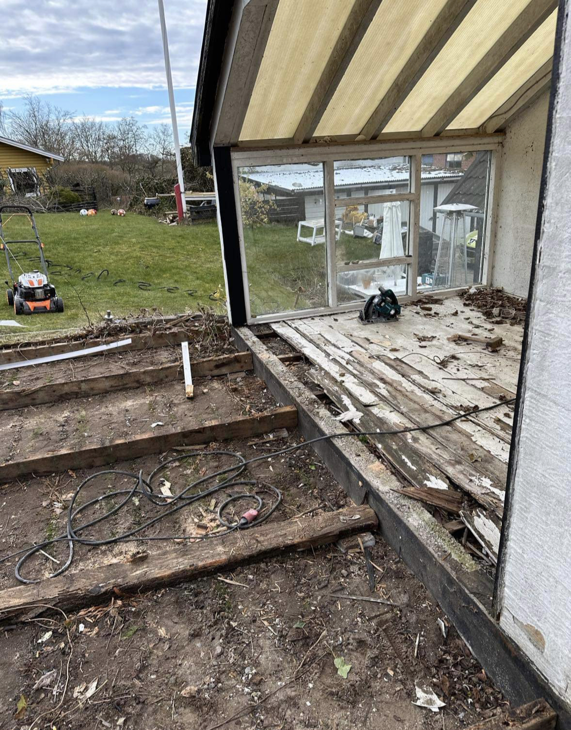 Lærketræs-terrasse i sildebensmønster