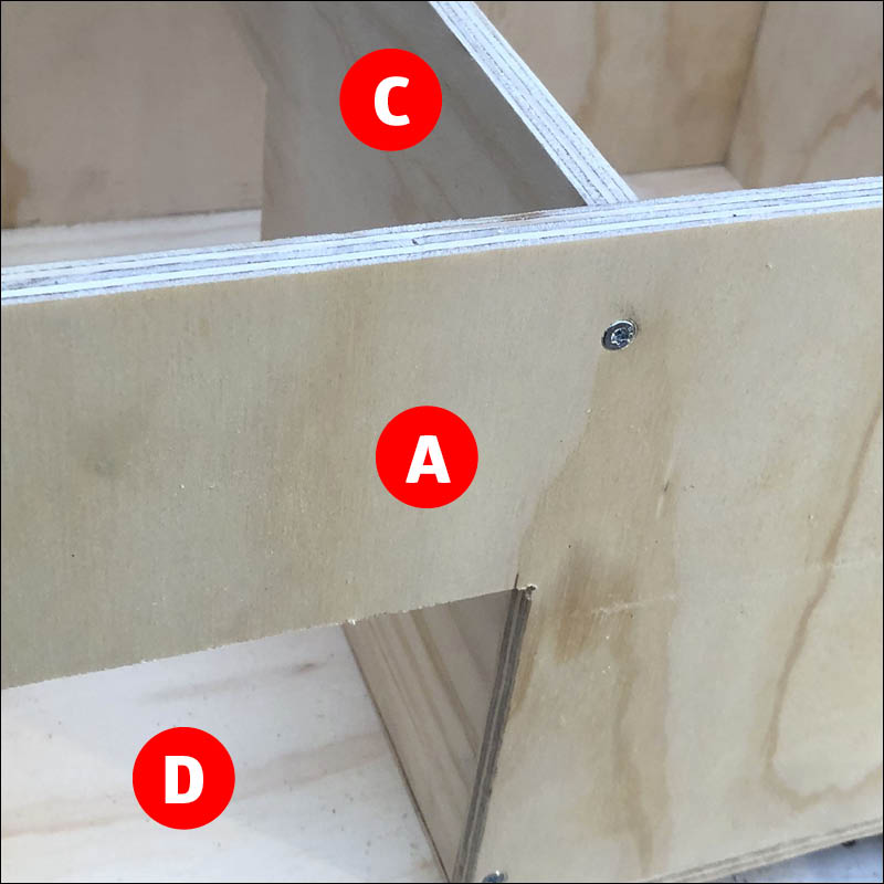 Pindsvinehus byg selv: Skillevæggen skrues i.