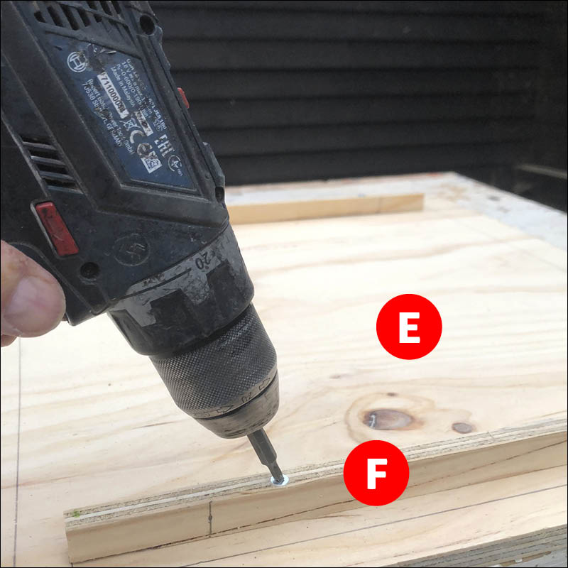 Bygg et pinnsvinhus. Monter to lister på innsiden av lokket.