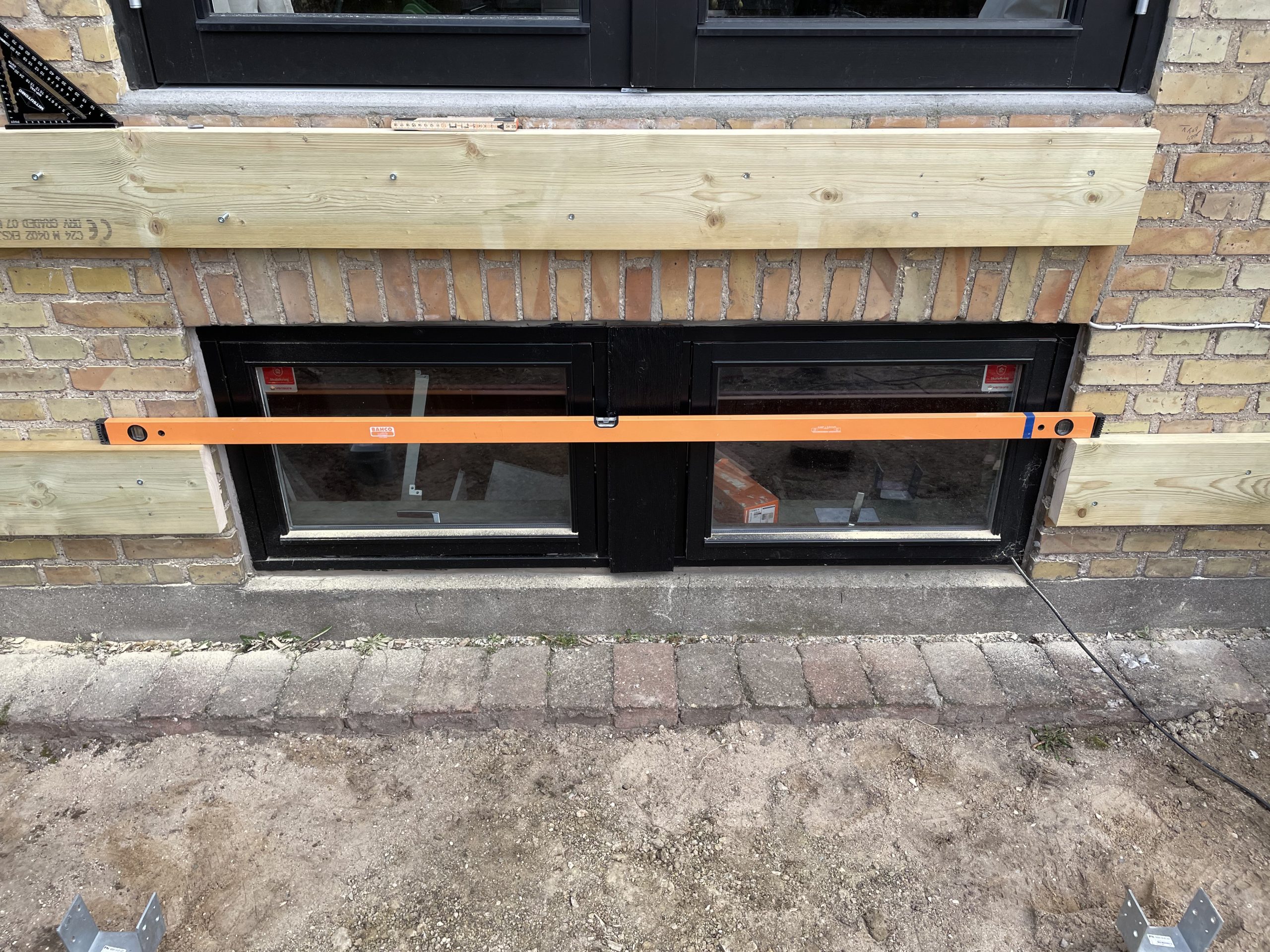 Terrasse med trin og proppede skruer