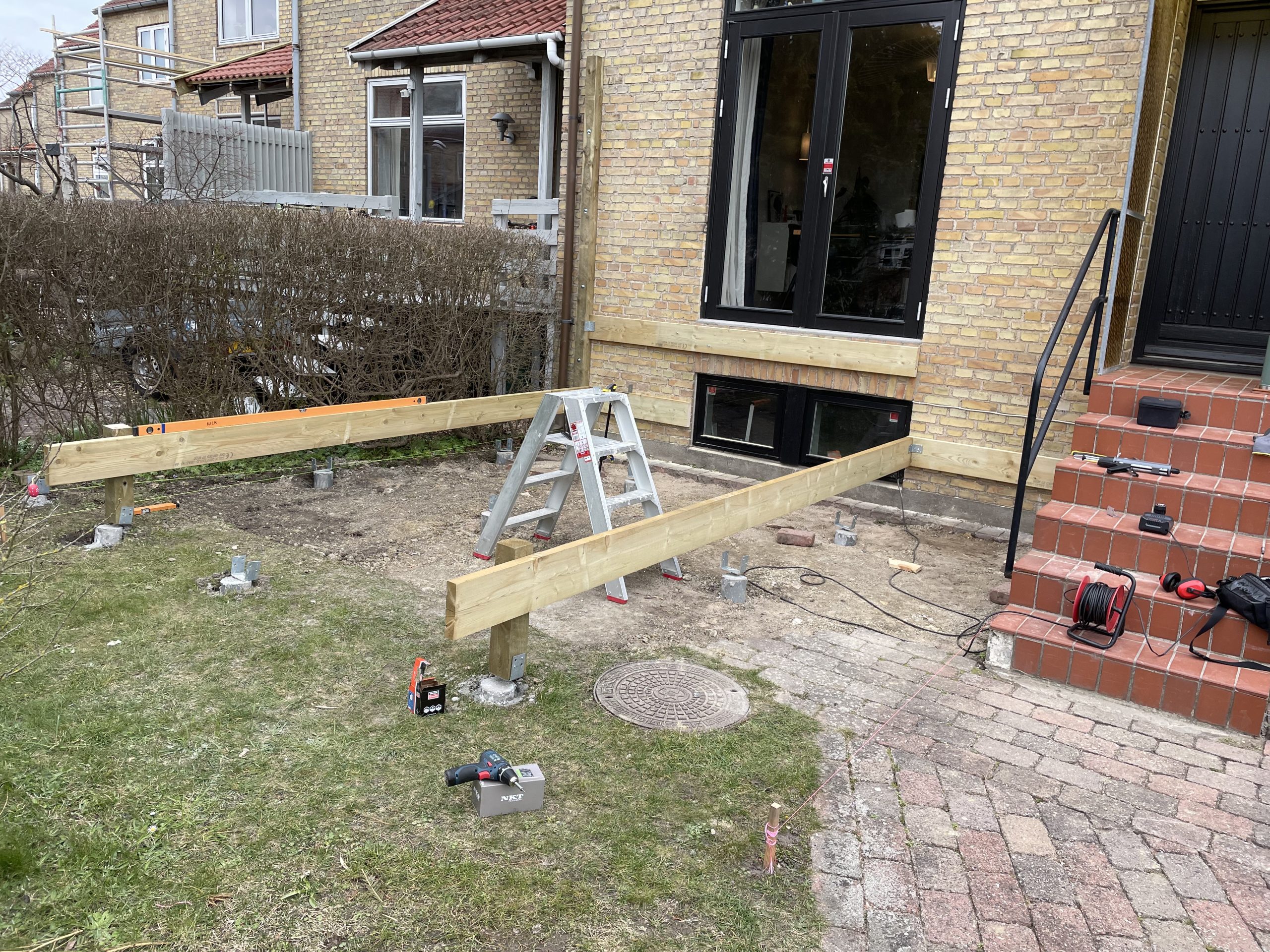 Terrasse med trin og proppede skruer