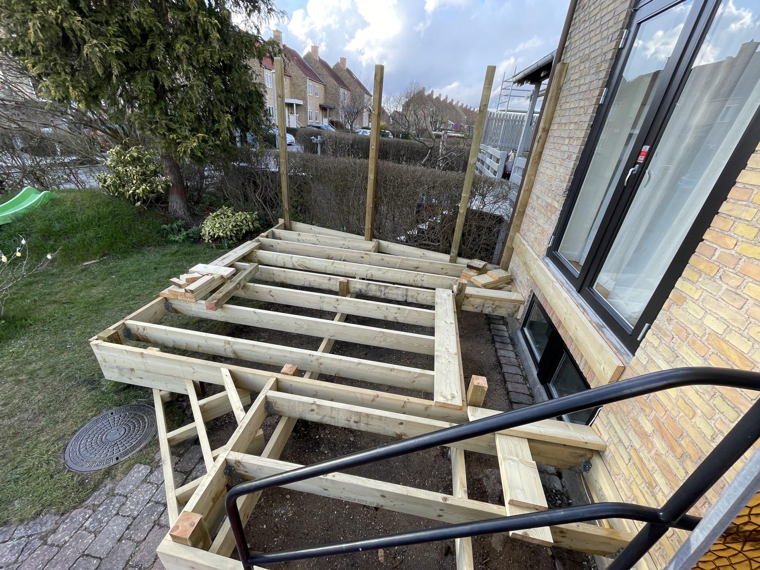 Terrasse med trin og proppede skruer