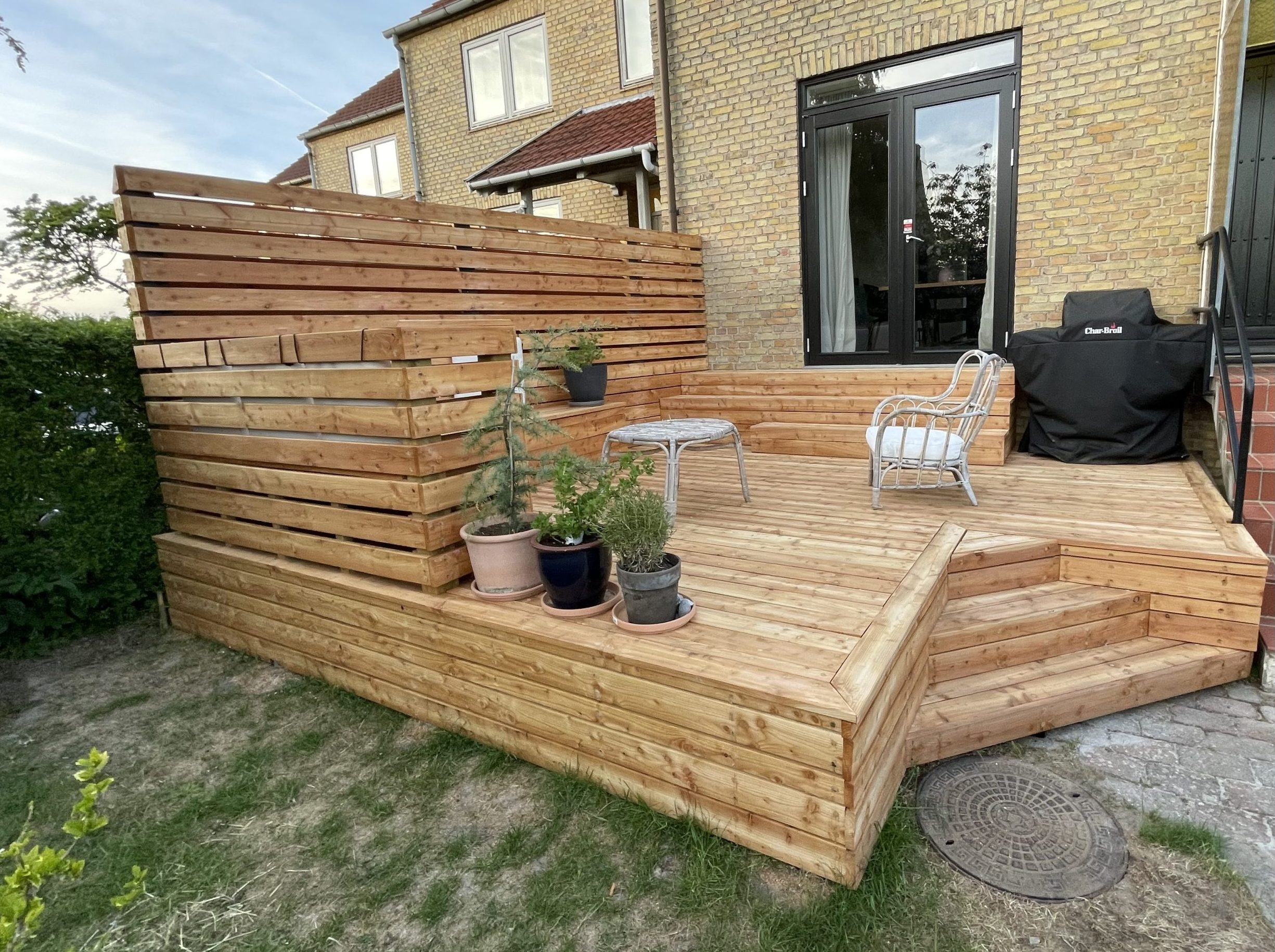 Terrasse med trinn og pluggede skruer