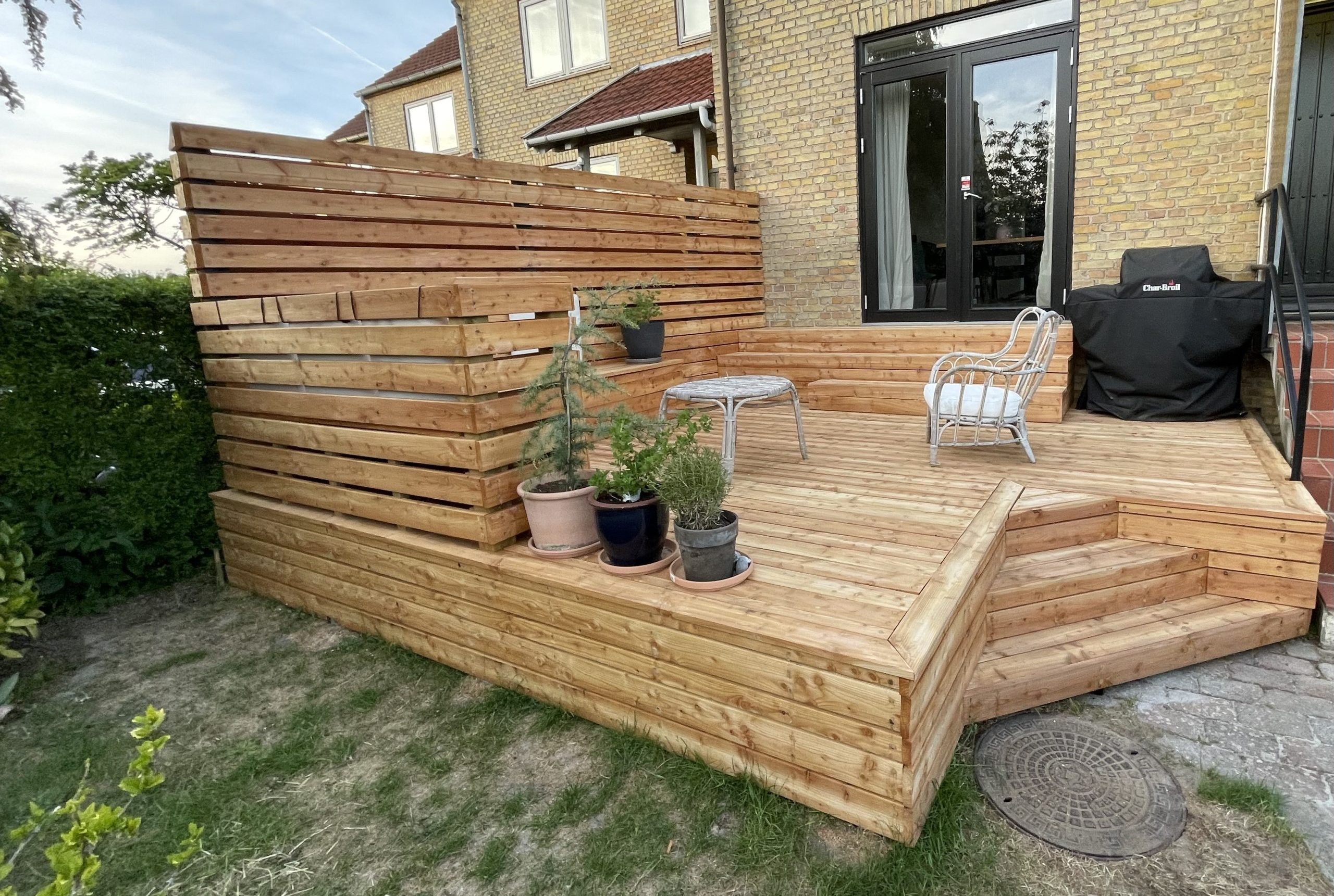 Terassi portailla ja peitetyillä ruuveilla