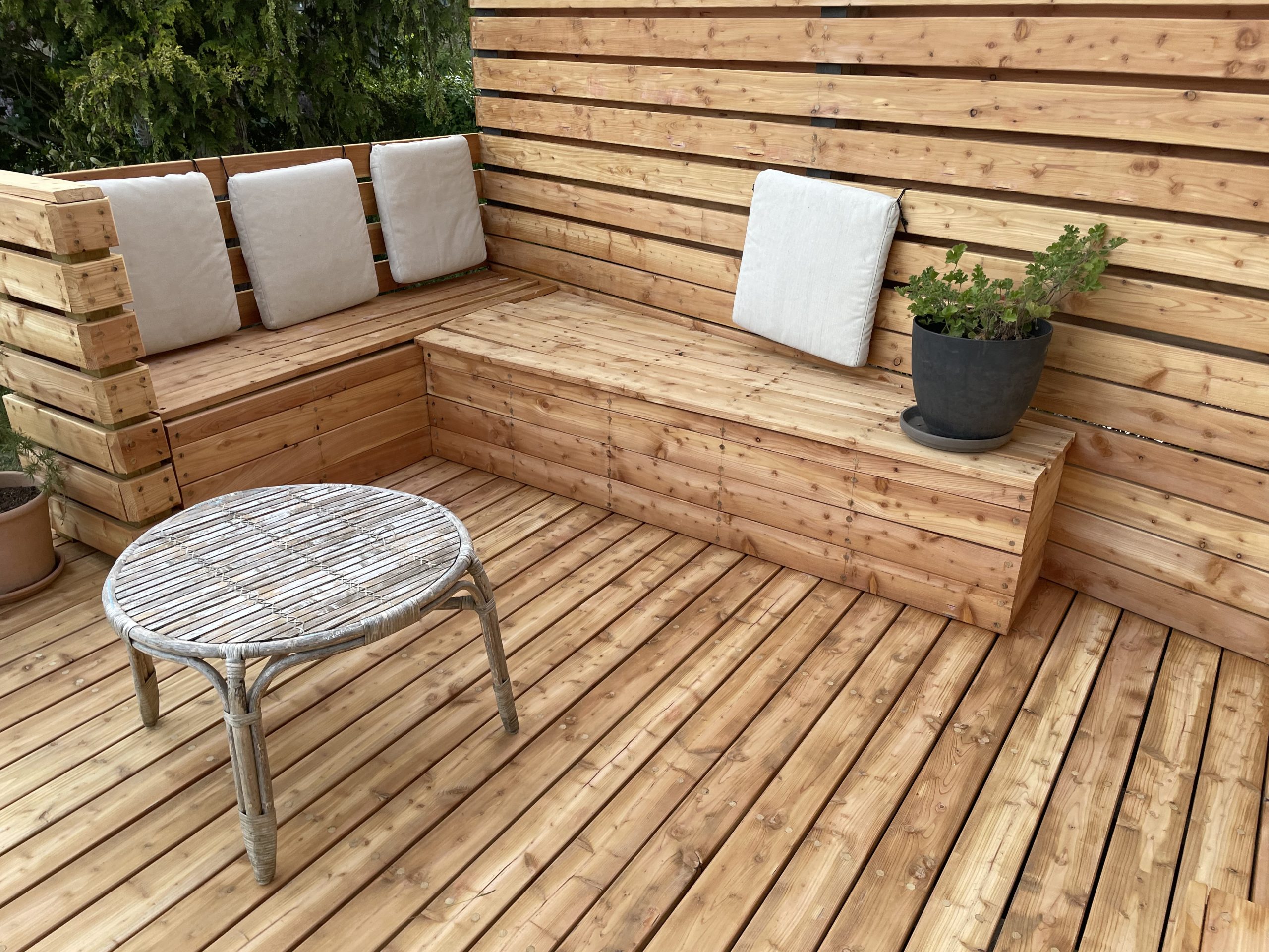 Terrasse med trin og proppede skruer