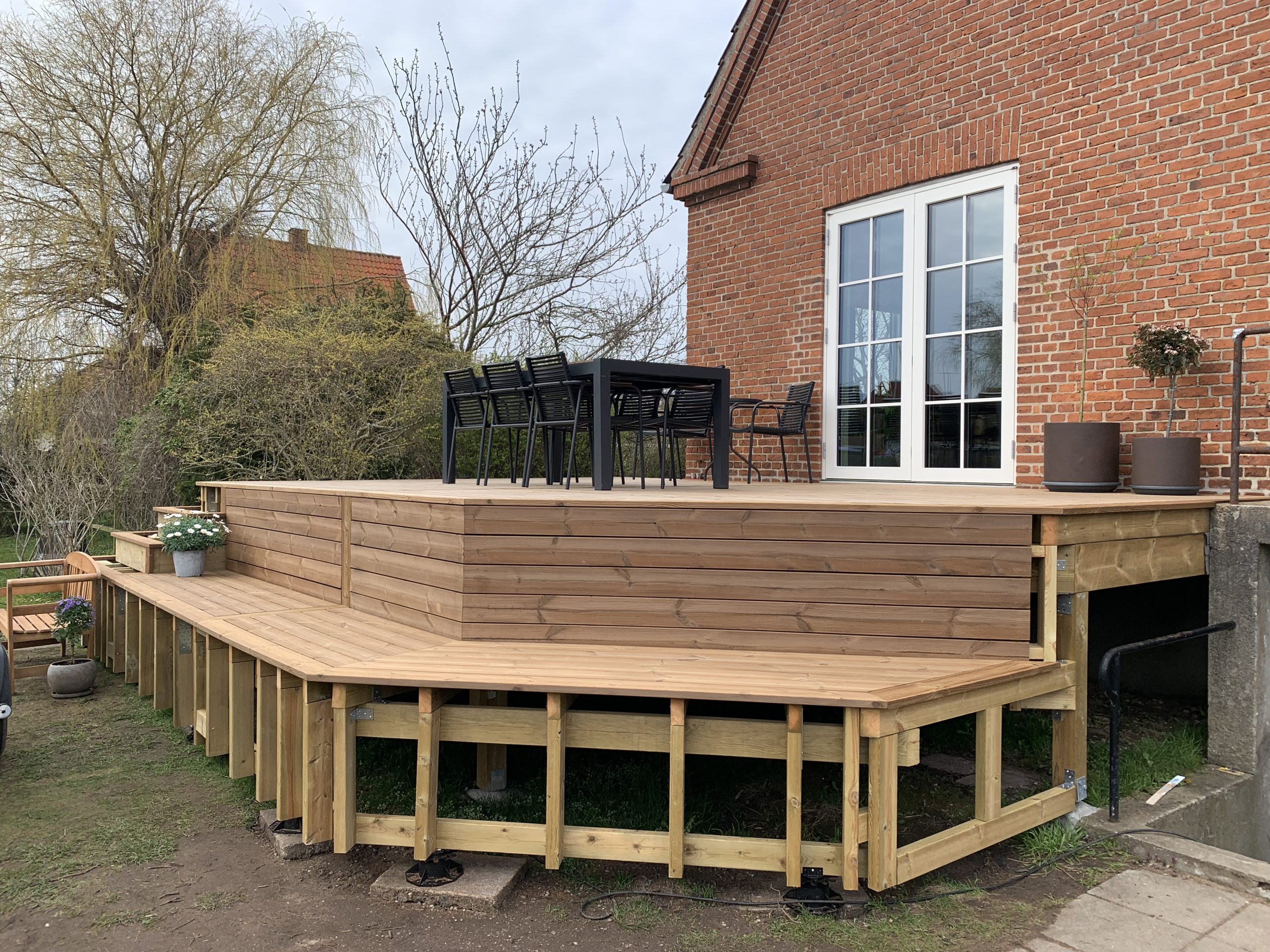 Jättestort trädäck med stora trappsteg